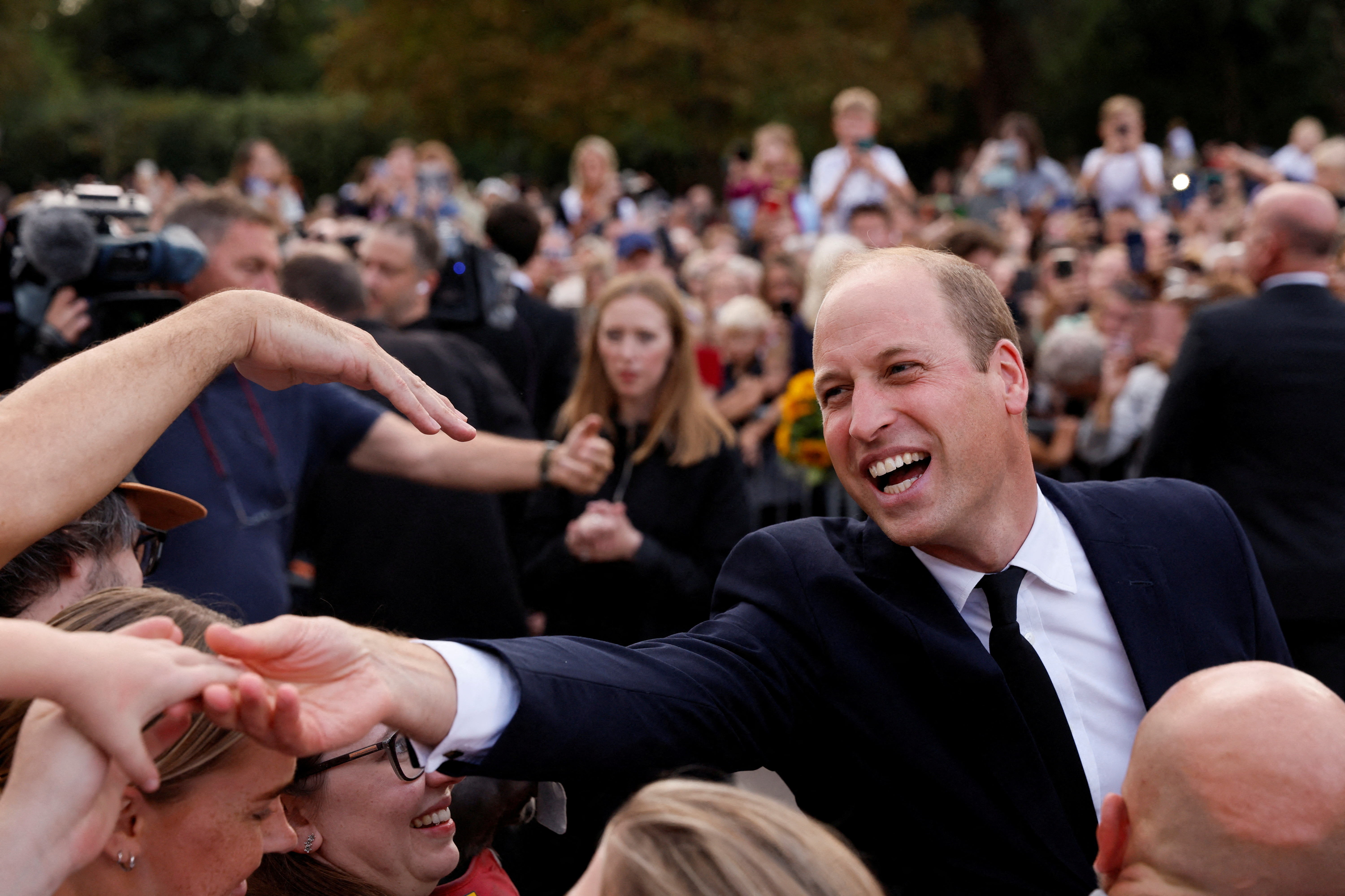El Principe William saludó a los ciudadanos que se concentraron por el fallecimiento de la monarca