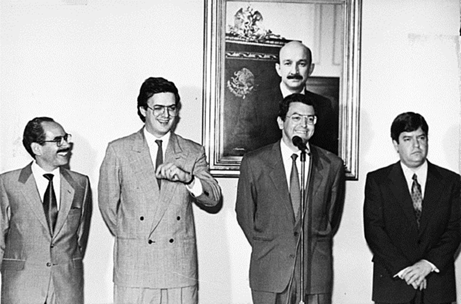Ebrard junto a Manuel Camacho Solís (a su izquierda) FOTO: Archivo
