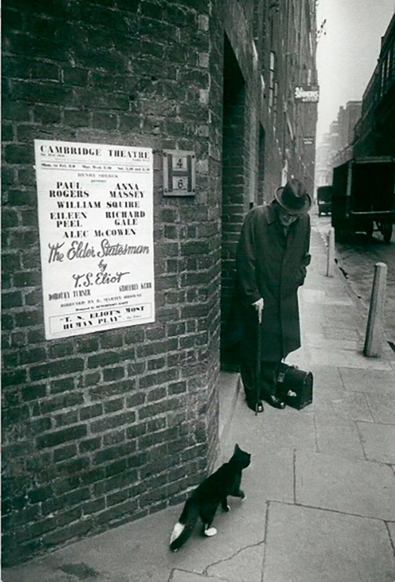 Antes de una representación de El viejo estadista, T. S. Eliot en el West End. 1958. T. S. Eliot Society (The Conversation)