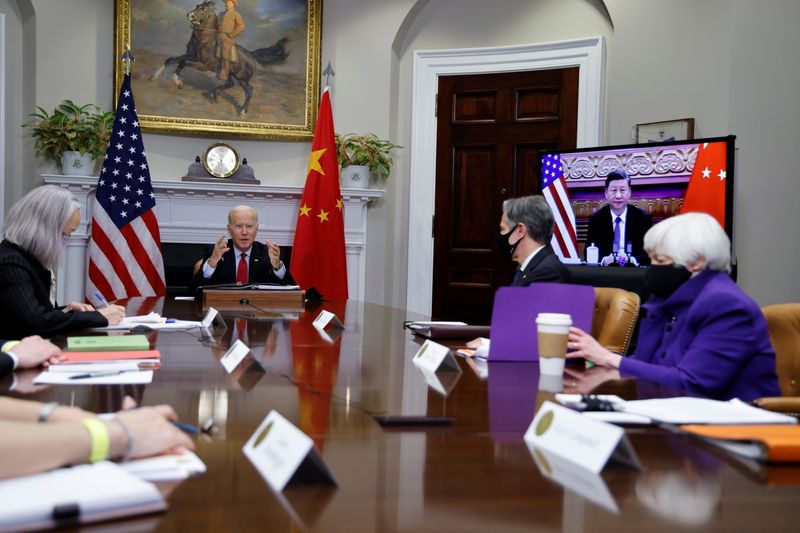 El presidente de Estados Unidos, Joe Biden, con el secretario de Estado, Antony Blinken, y la secretaria del Tesoro, Janet Yellen, habla virtualmente con el dirigente chino Xi Jinping desde la Casa Blanca (Foto: Reuters)