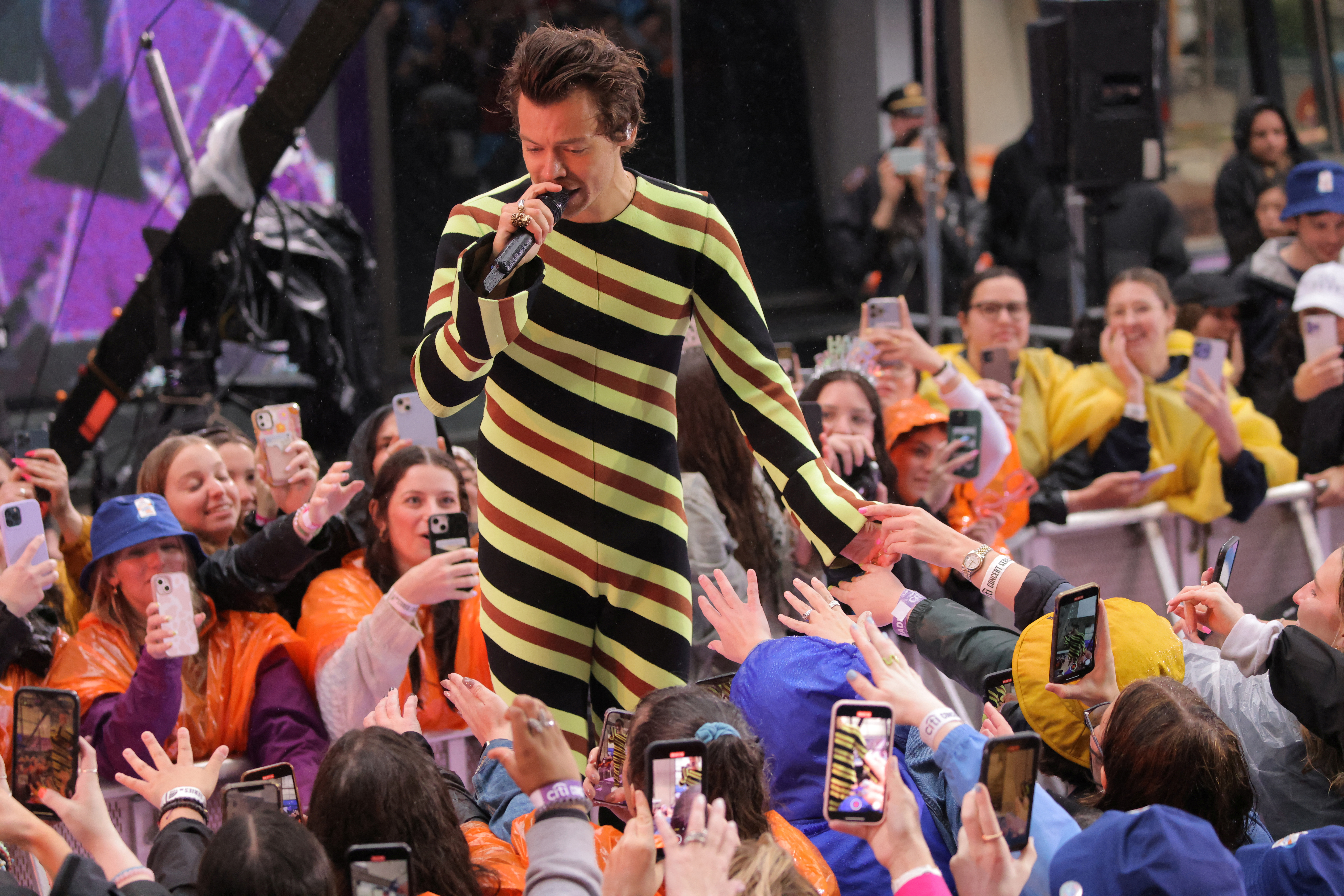 Harry Styles se presenta en el programa "Today" de NBC en Manhattan, Nueva York, EE. UU., 19 de mayo de 2022 (Reuters)