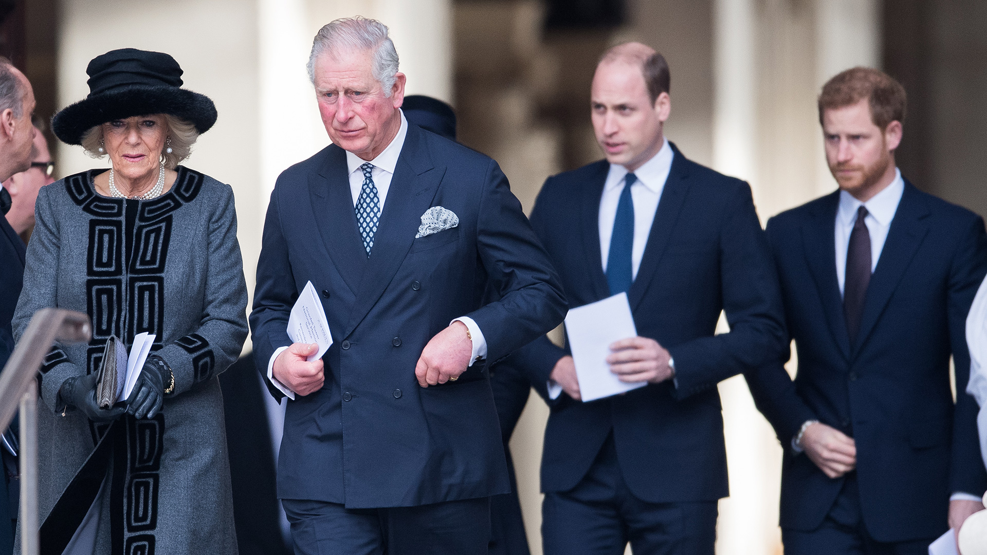 El Príncipe Carlos, el Príncipe de Gales; Camilla, la Duquesa de Cornualles; el Príncipe William, el Duque de Cambridge; y el Príncipe Harry (antes de renunciar a la familia real) (Foto de Samir Hussein / Samir Hussein / WireImage)