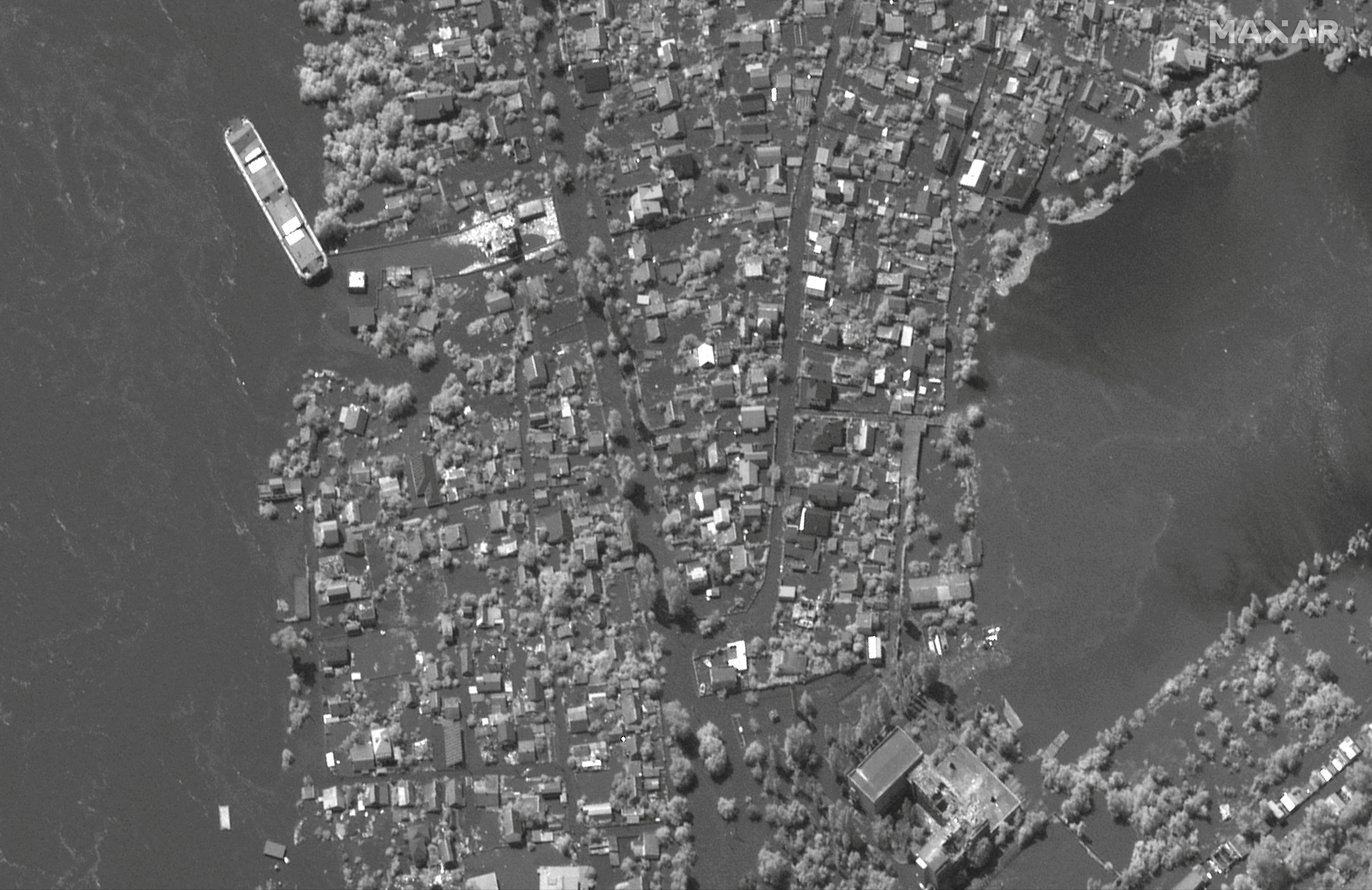 Una imagen de satélite muestra casas inundadas a lo largo del río Dnipro al sureste de Kherson, Ucrania, 6 de junio de 2023. Maxar Technologies/Handout via REUTERS