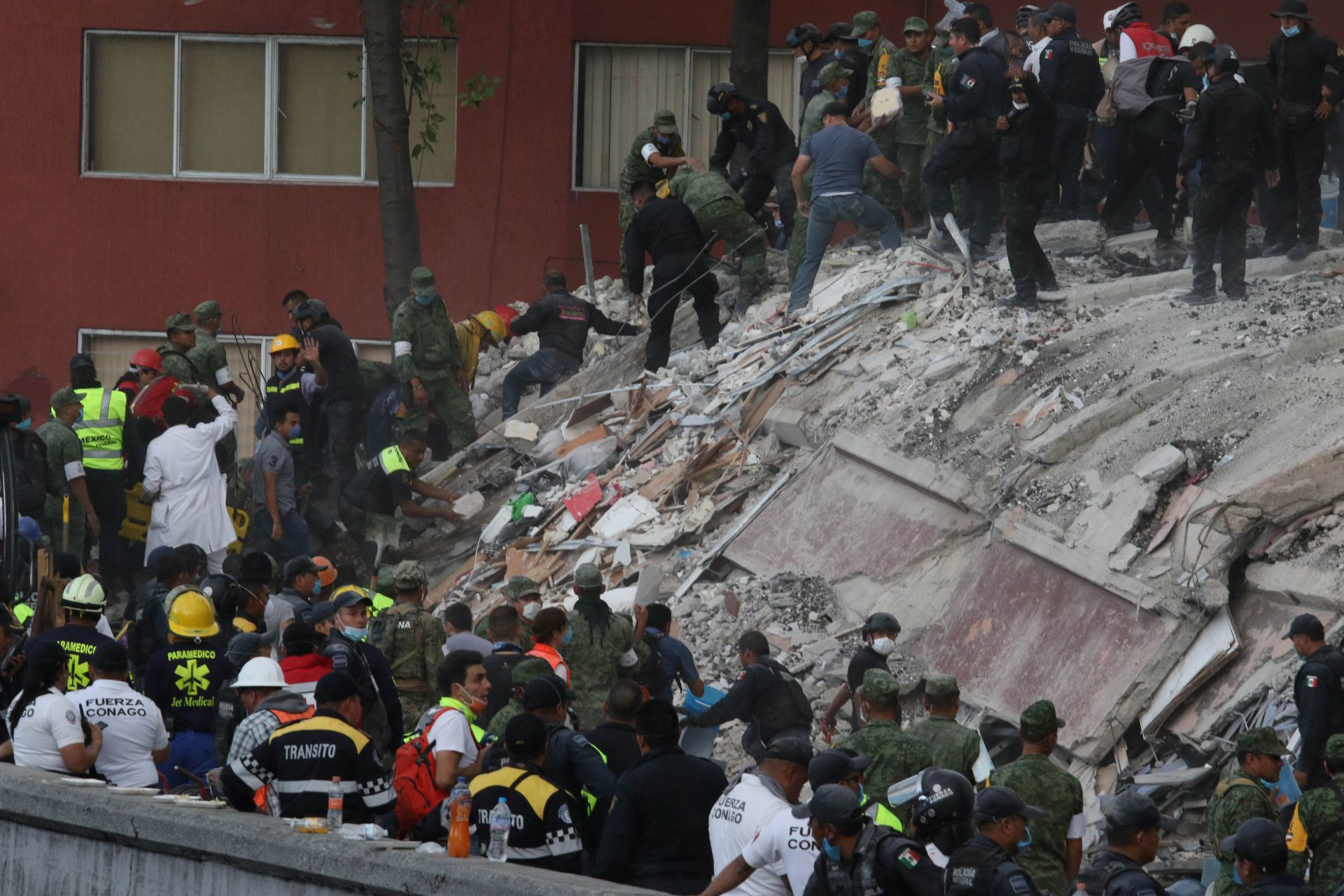 Decenas de personas entre cuerpos de rescate entre los escombros de edificios que colapsaron en la Ciudad de México (SAÚL LÓPEZ /CUARTOSCURO)
