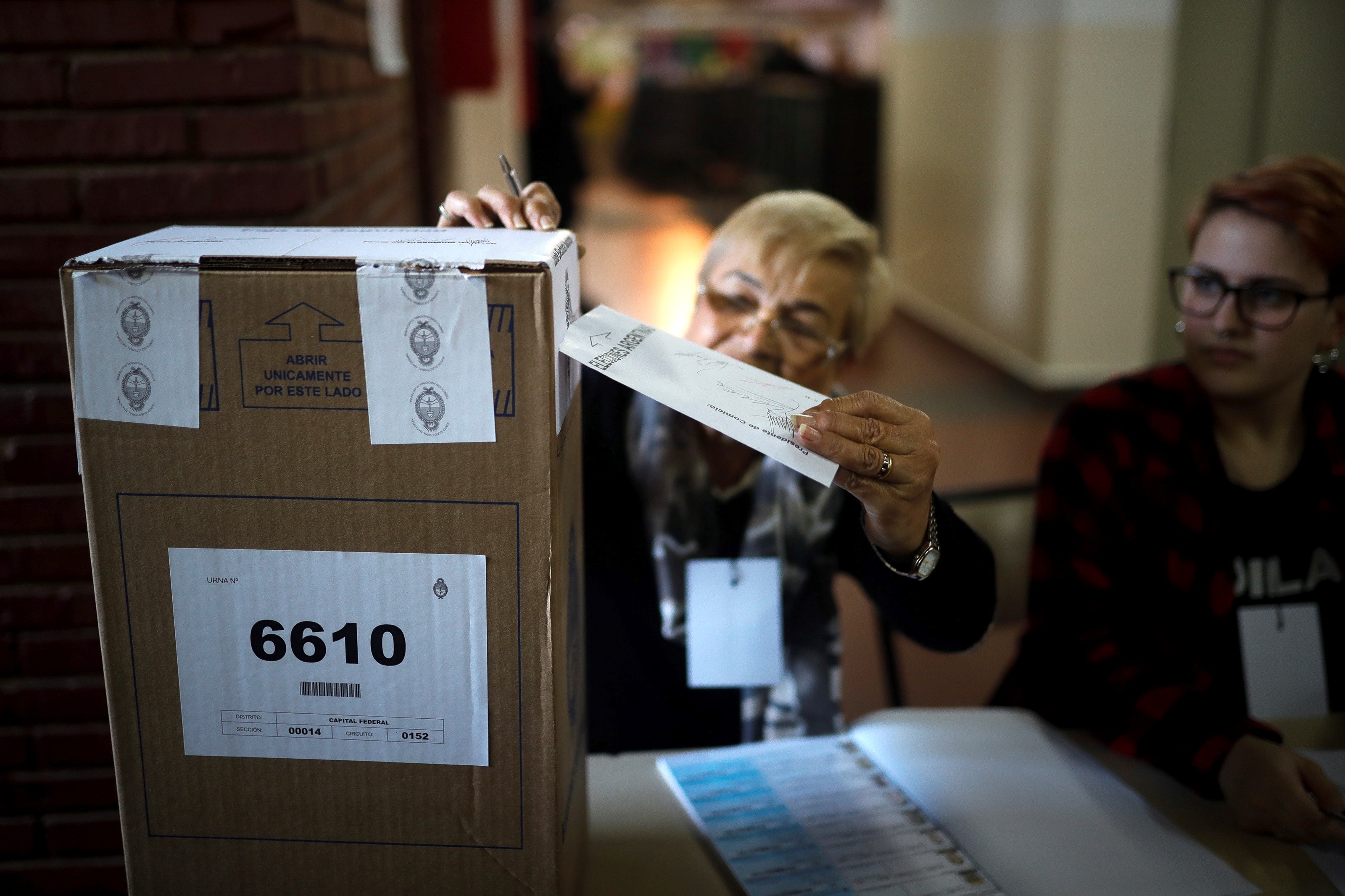 En Argentina, el voto es obligatorio para todas aquellas personas que tengan entre 18 y 70 años y, desde 2013, los jóvenes de 16 y 17 años pueden ejercerlo de forma optativa, posibilidad que ya tenían los mayores de 70 años (EFE)