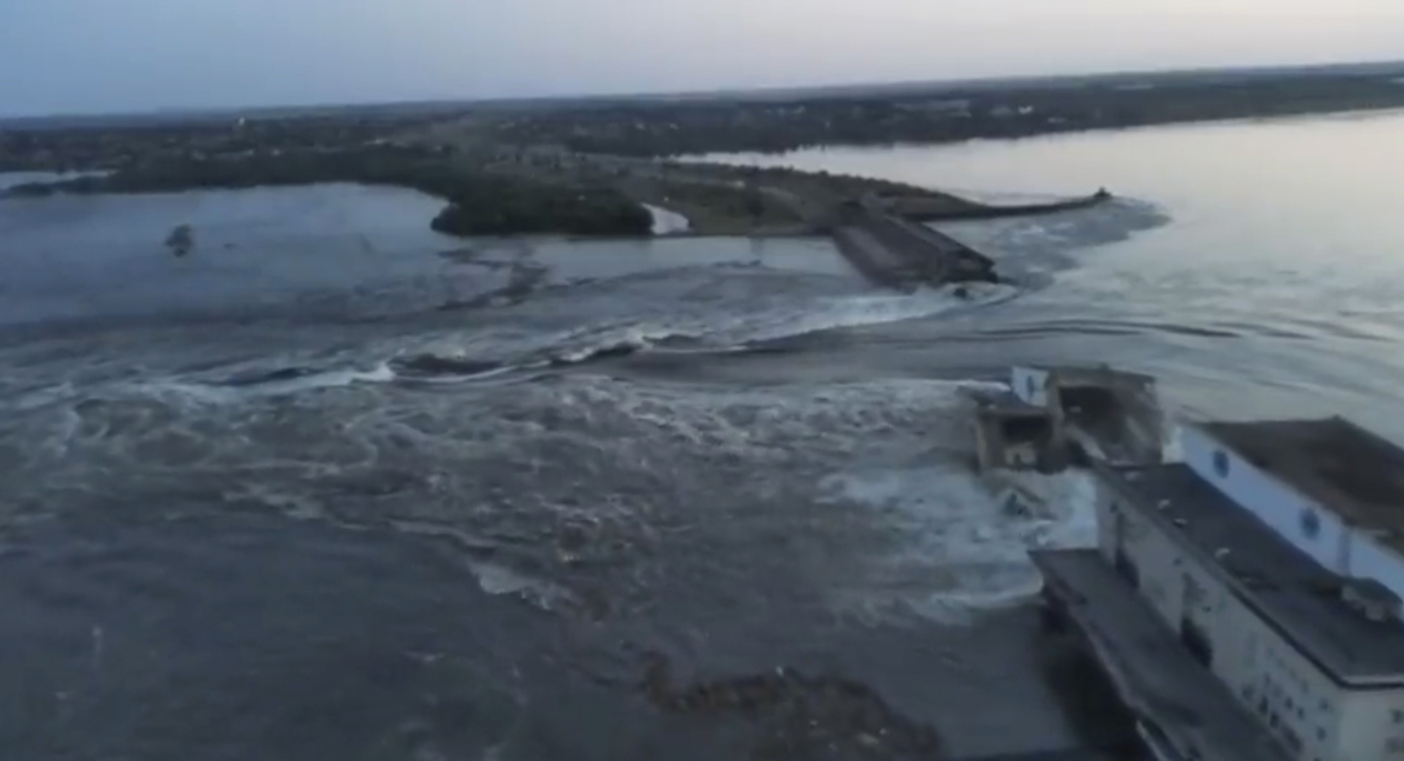 De acuerdo con los primeros reportes de funcionarios ucranianos varios pueblos han quedado “total o parcialmente inundados” tras los daños sufridos por la presa de Kajovka. 