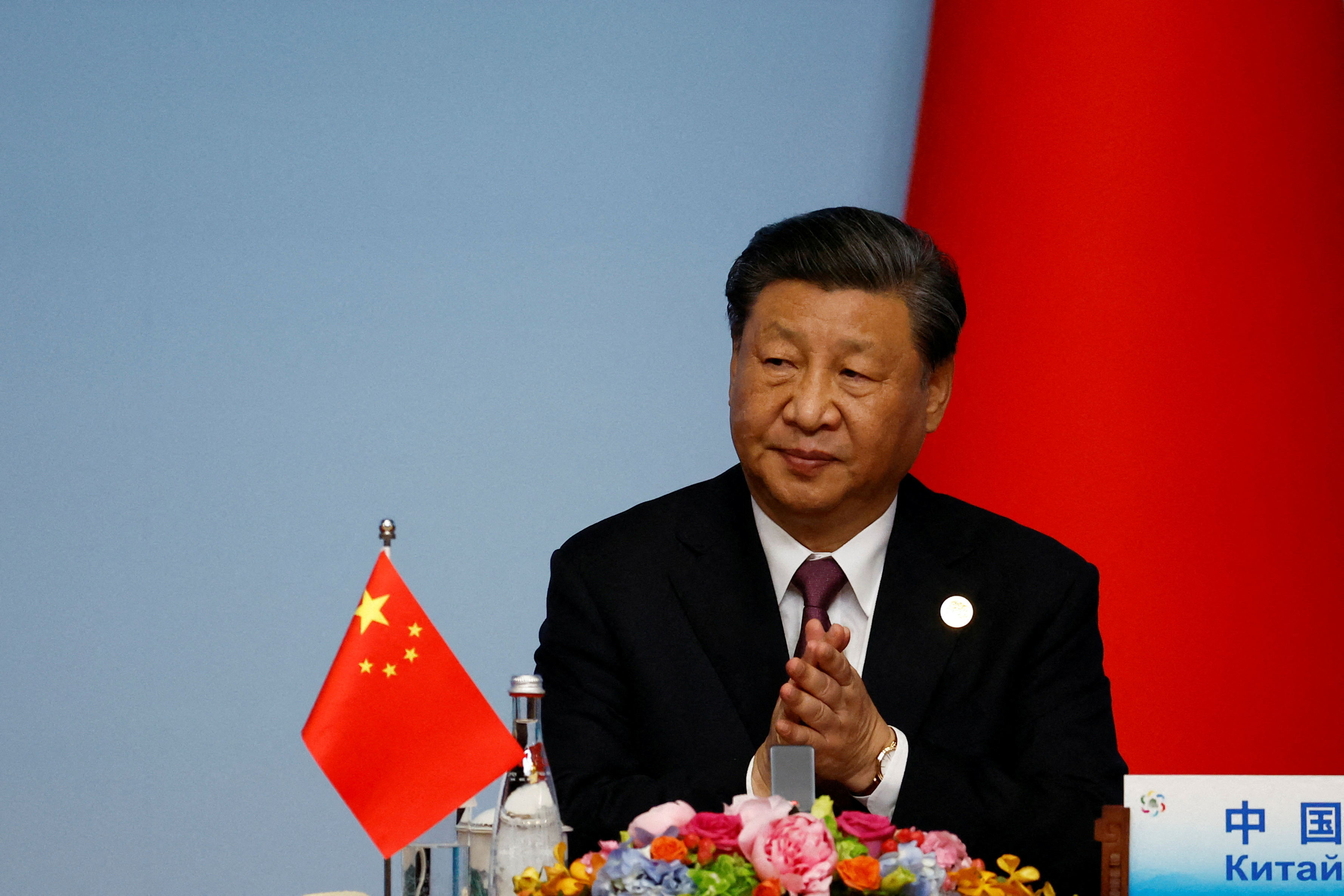 El presidente chino, Xi Jinping, aplaude en la rueda de prensa conjunta de la Cumbre China-Asia Central en Xian, provincia china de Shaanxi, 19 de mayo de 2023. REUTERS/Florence Lo/Pool/Archivo