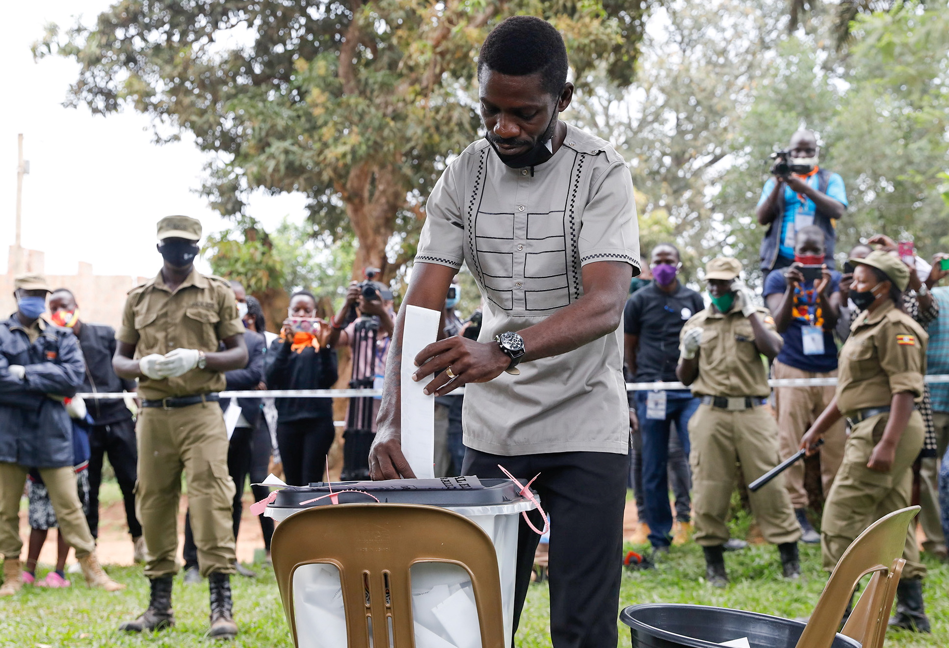 Robert Kyagulanyi Ssentamu, conocido como Bobi Wine, deposita su voto en las elecciones presidenciales en Kampala, Uganda, el 14 de enero de 2021 (REUTERS/Baz Ratner)