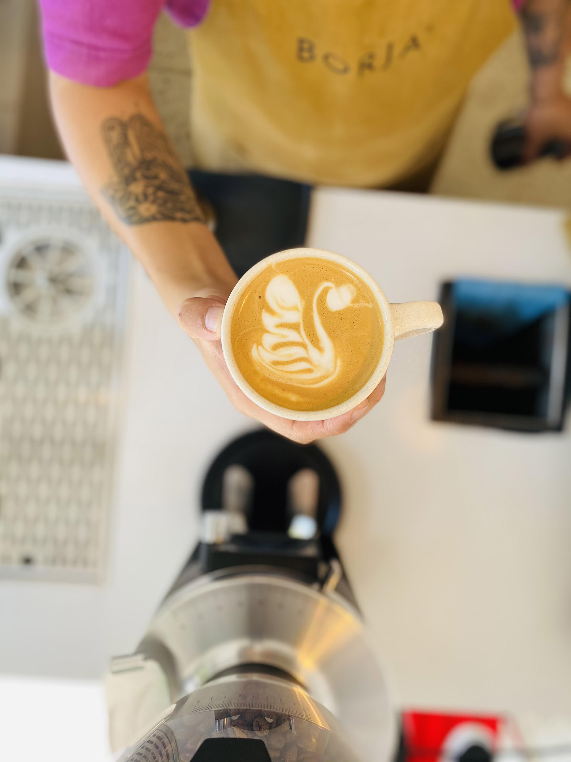Todos los cafés terminan con latte art, para dar finalidad al café de especialidad 