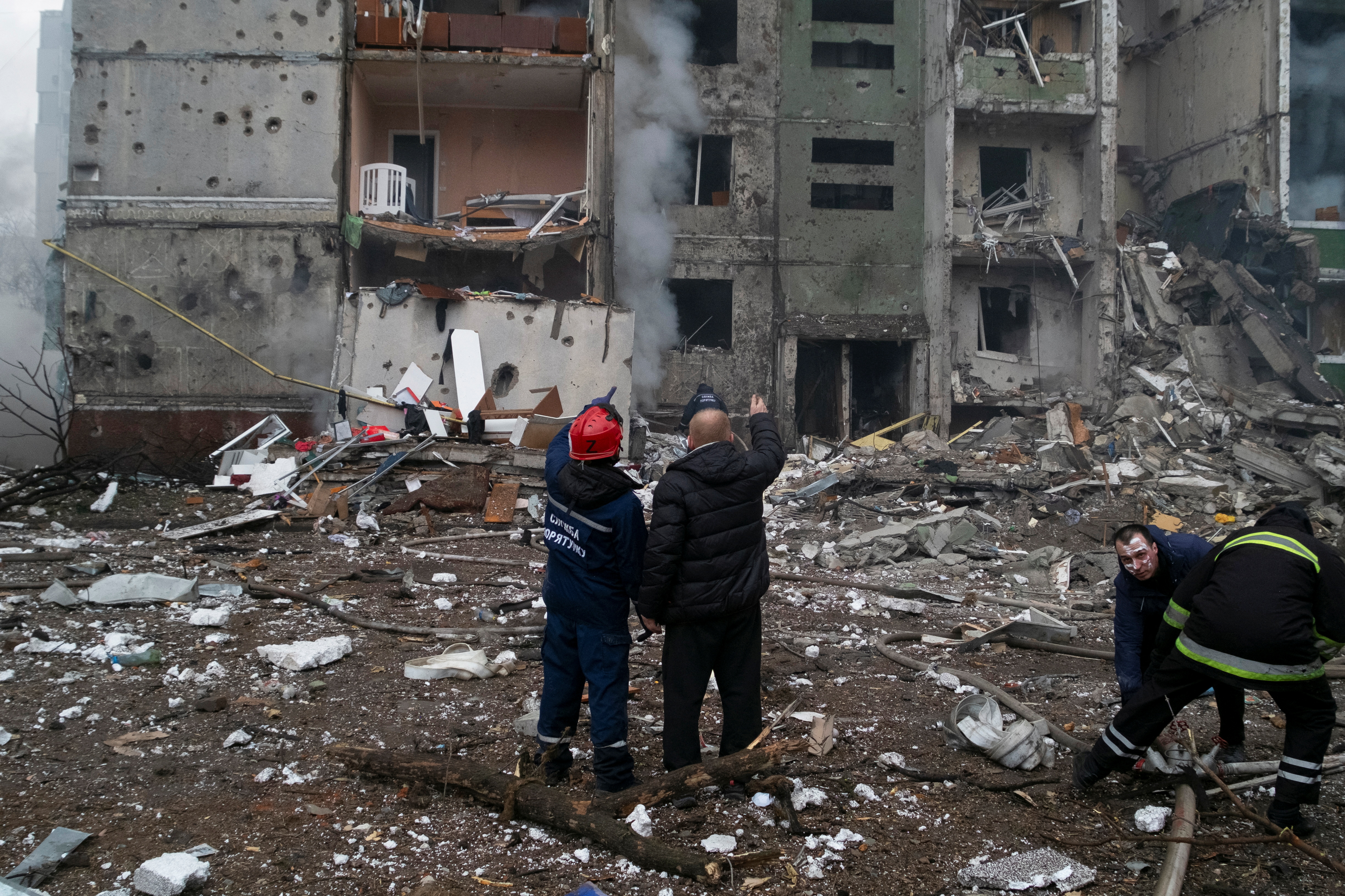 Rescatistas trabajan en la ciudad ucraniana de Chernihiv (REUTERS/Roman Zakrevskyi)