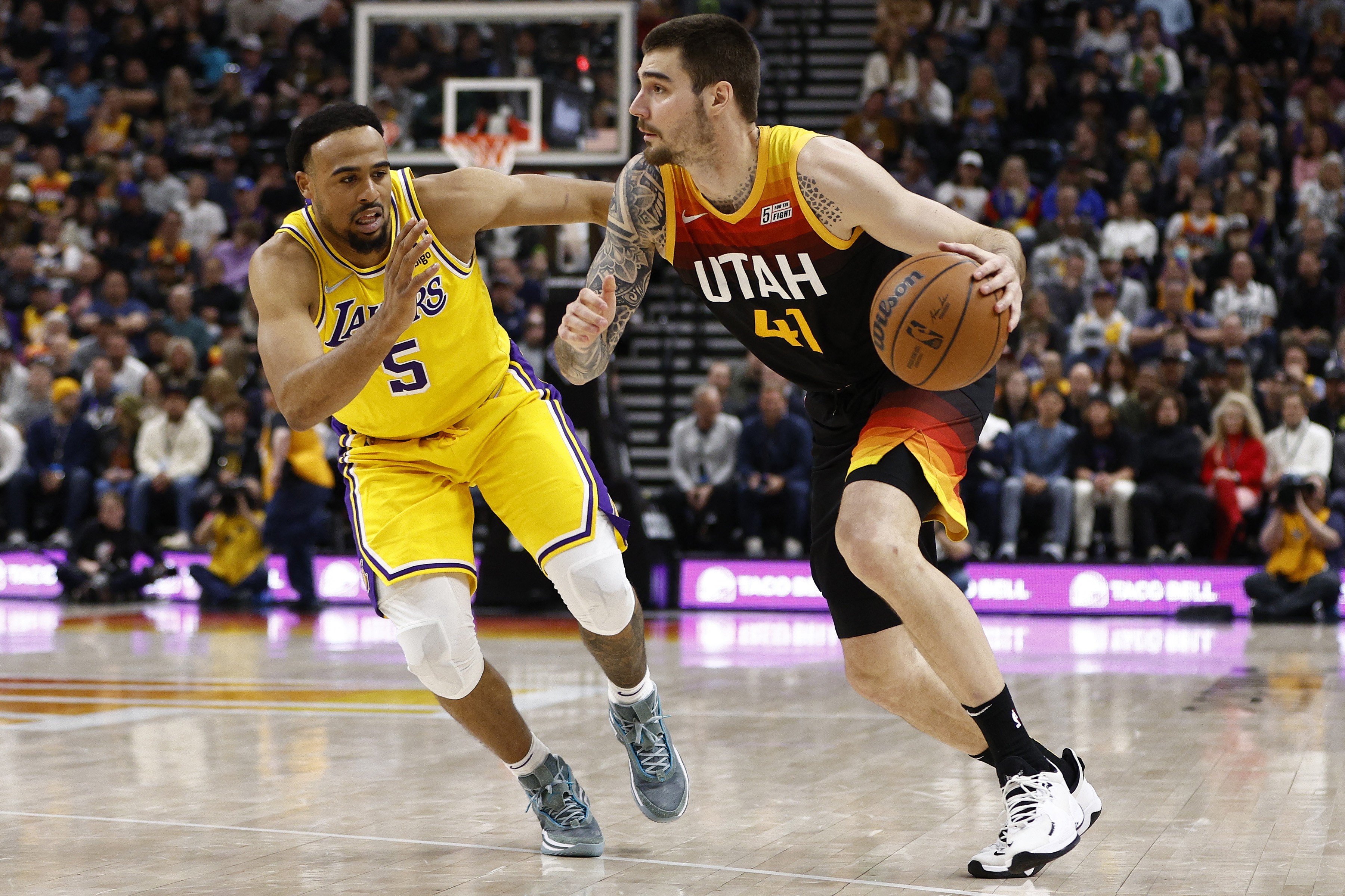  Juancho Hernangómez disputando un partido de la NBA para Utah Jazz frente a Los Lakers 