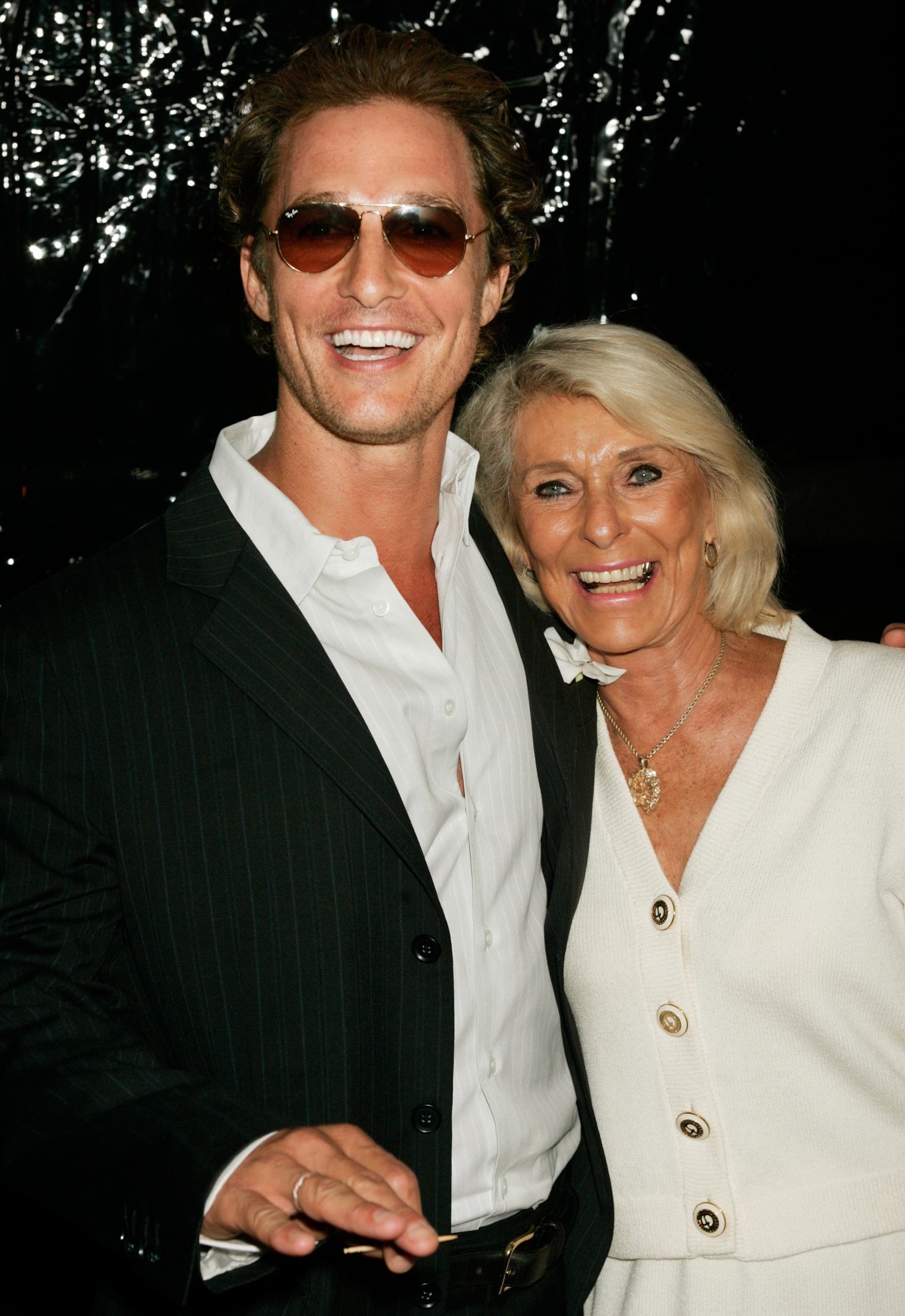 Foto de archivo: El actor Matthew McConaughey posa con su madre Kay en el estreno de la película "Two for the Money" en Beverly Hills el 26 de septiembre de 2005 (REUTERS/Fred Prouser)