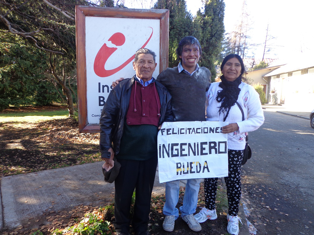 Gabriel Rueda junto a sus padres, Eleuterio y Raquel, al momento de recibirse de Ingeniero Nuclear en el Instituto Balseiro