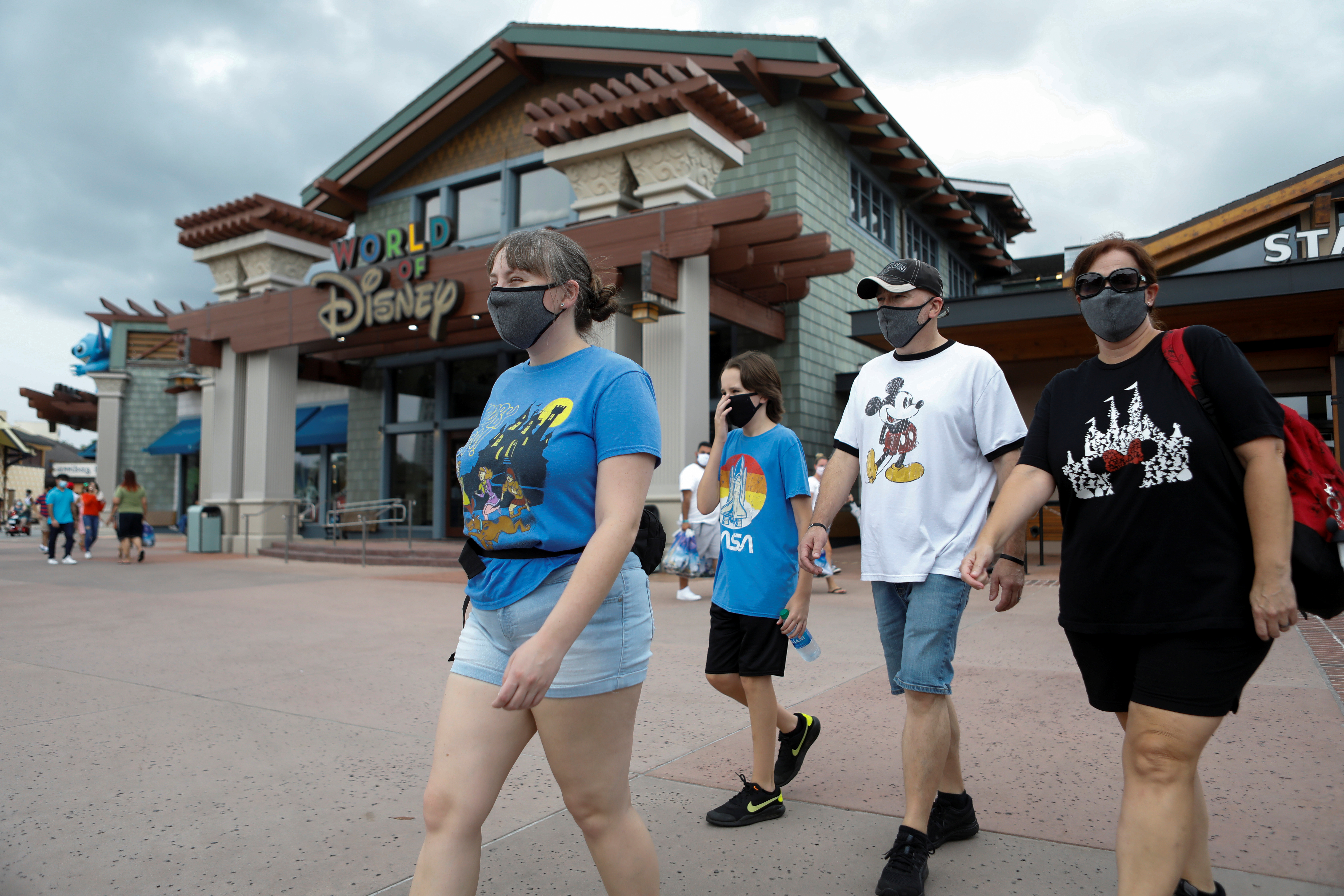 Una familia pasea en Disney World en la reapertura del parque de diversiones, en Florida (Reuters)