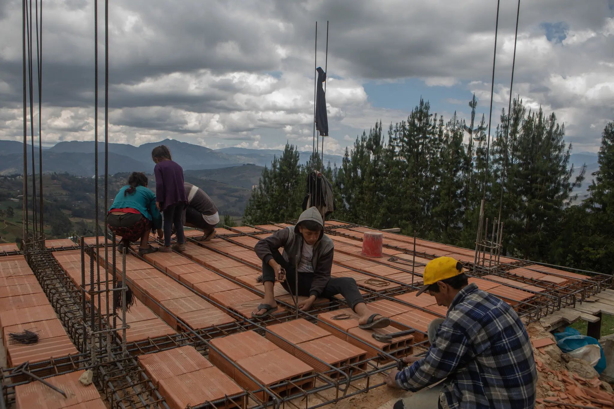 Una familia construyendo una casa en Chota, la provincia natal de Castillo. Muchos peruanos rurales dicen que sus vidas se han vuelto más difíciles durante la presidencia de Castillo. | Marco Garro para The New York Times