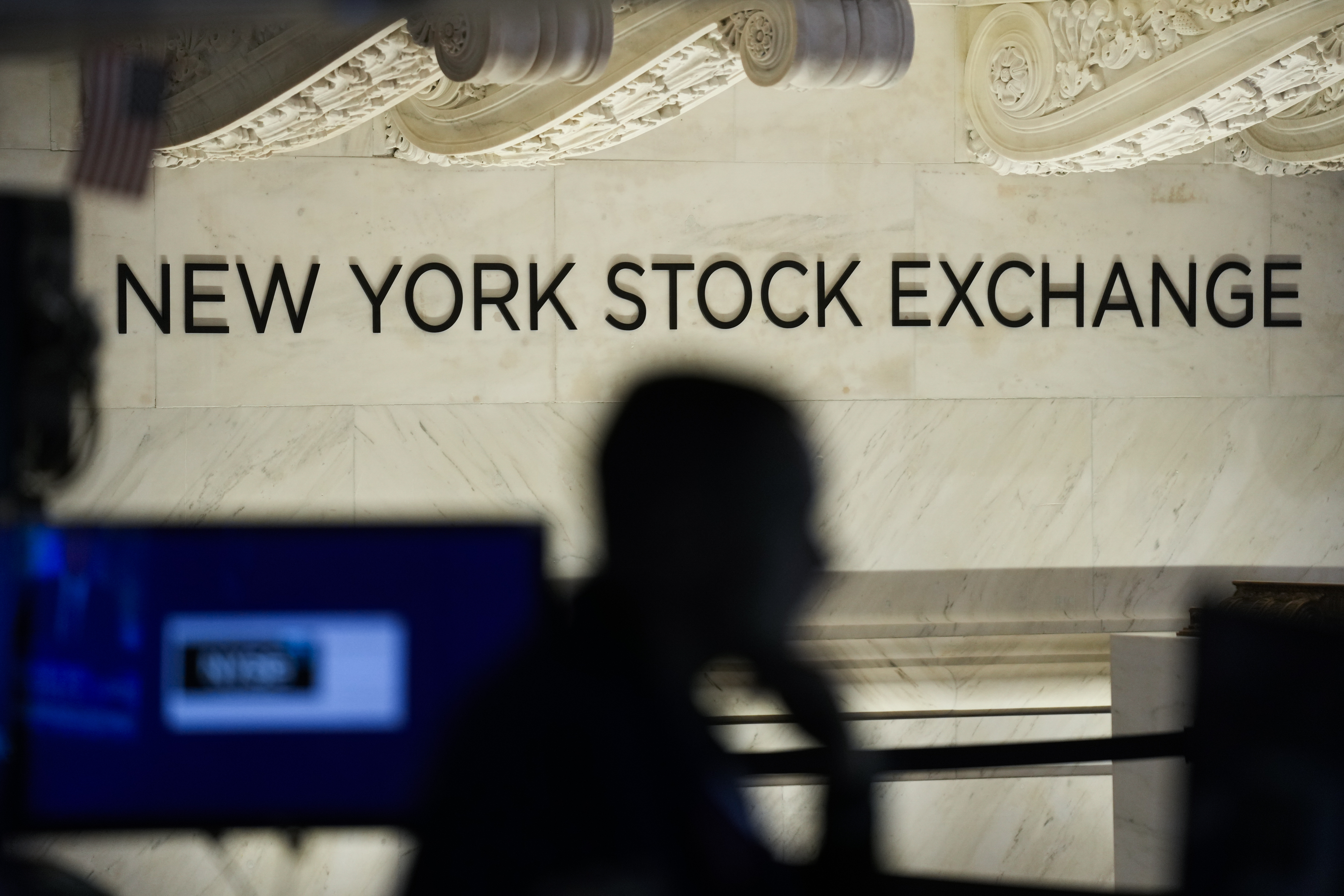 La silueta de un corredor se perfila en la Bolsa de Valores de Nueva York. (AP Foto/Seth Wenig)