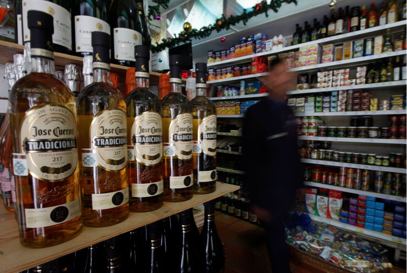 Imagen de archivo. Botellas de tequila José Cuervo descansan en un estante en Ciudad de México. REUTERS / Edgard Garrido