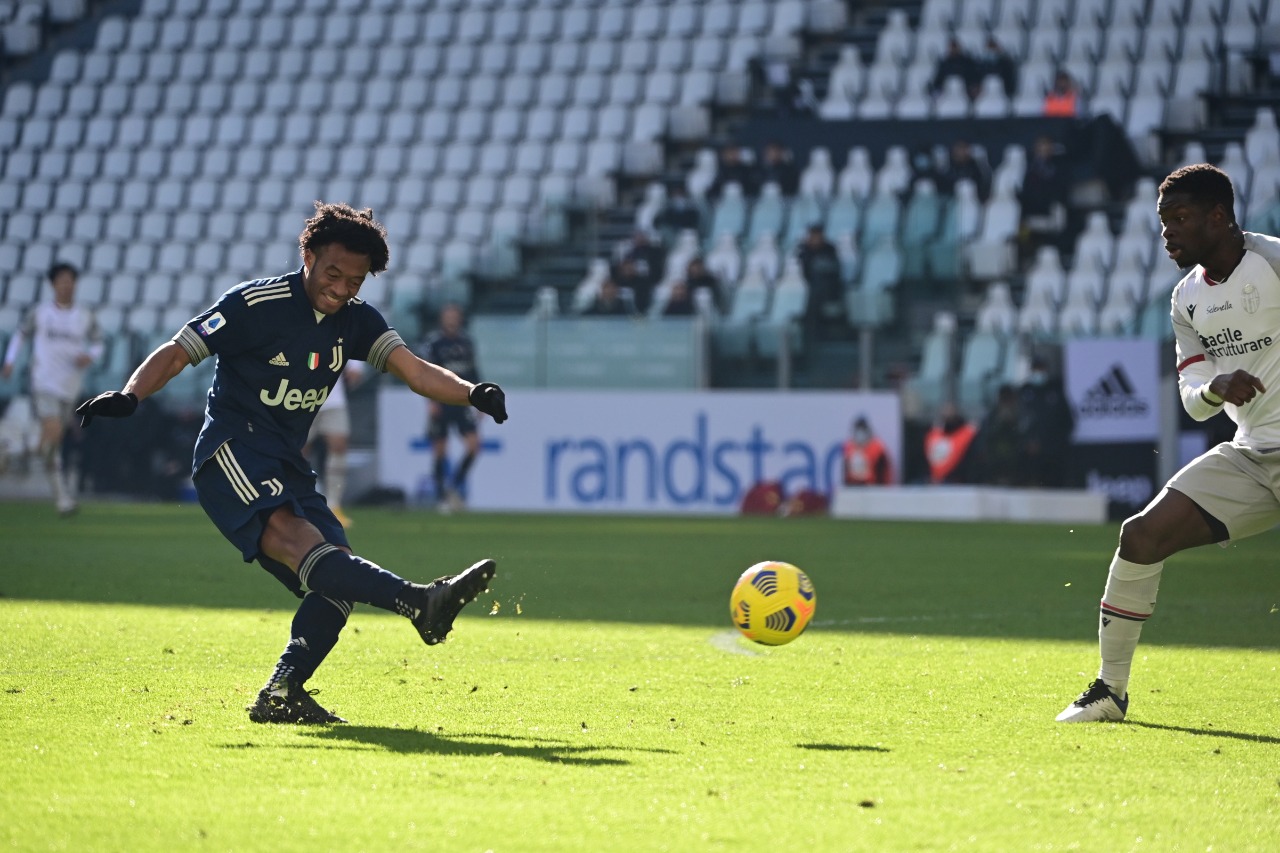En el partido de la Juventus frente al Bolonia, Cuadrado remató al arco en el minuto 59'.