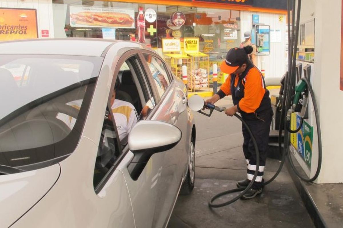 Taxistas son los más afectados ante cambio de denominación en el combustible.