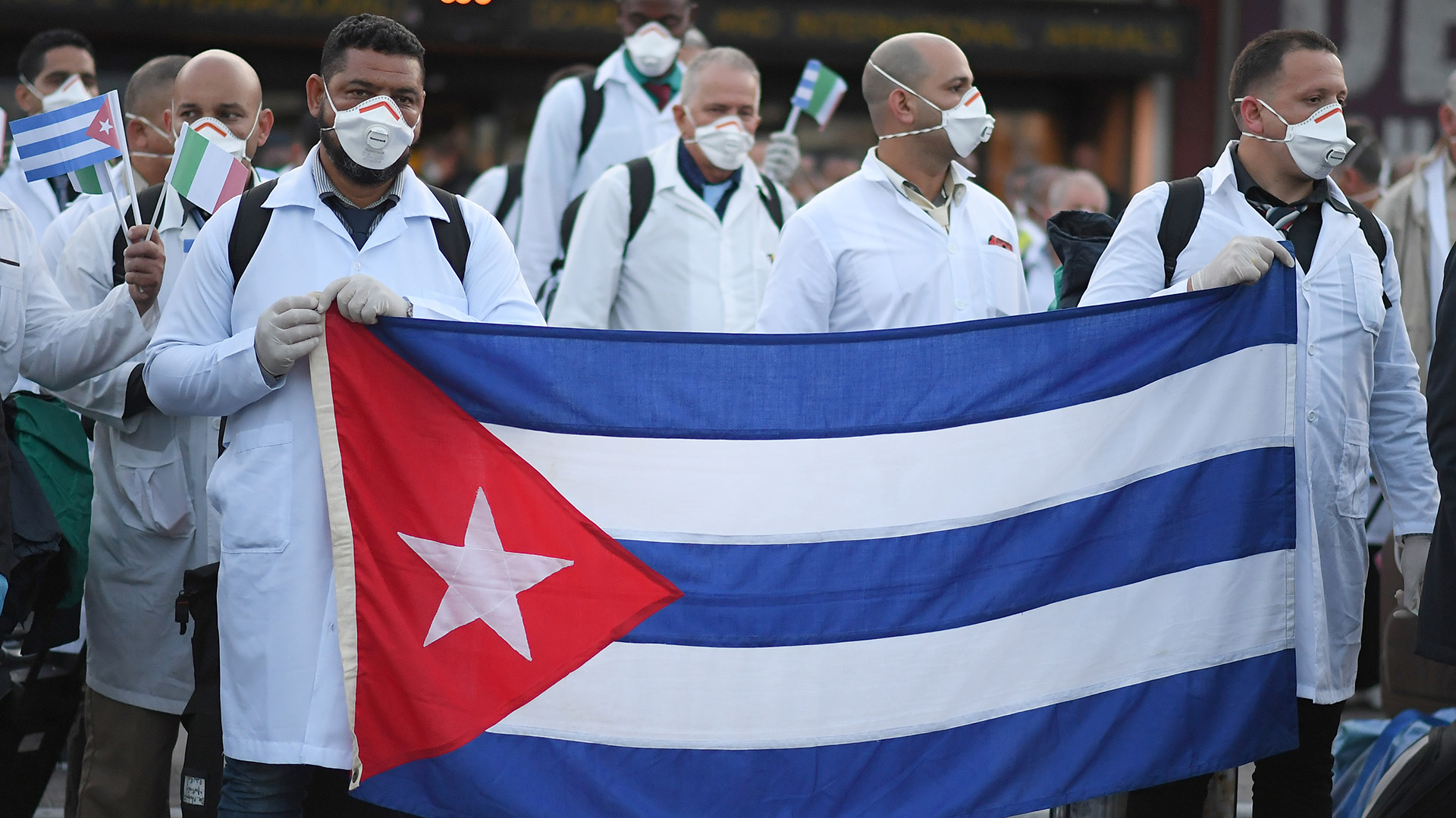 La llegada a Italia de un contingente de médicos cubanos durante la emergencia coronavirus (REUTERS/Daniele Mascolo)