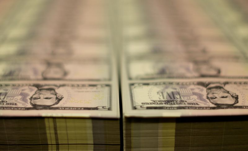 Imagen de archivo de tacos de billetes de 5 dólares en la Oficina de Grabado e Impresión de EEUU, en Washington. 26 marzo 2015. REUTERS/Gary Cameron