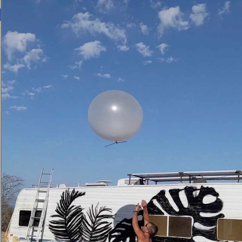 Luke Iseman lanza un globo en Baja California, México, 11 de abril de 2022. Luke Iseman/Handout via REUTERS THIS IMAGE HAS BEEN SUPPLIED BY A THIRD PARTY.
