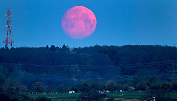 Cuándo ver la Luna rosa de abril 2023 (AP)