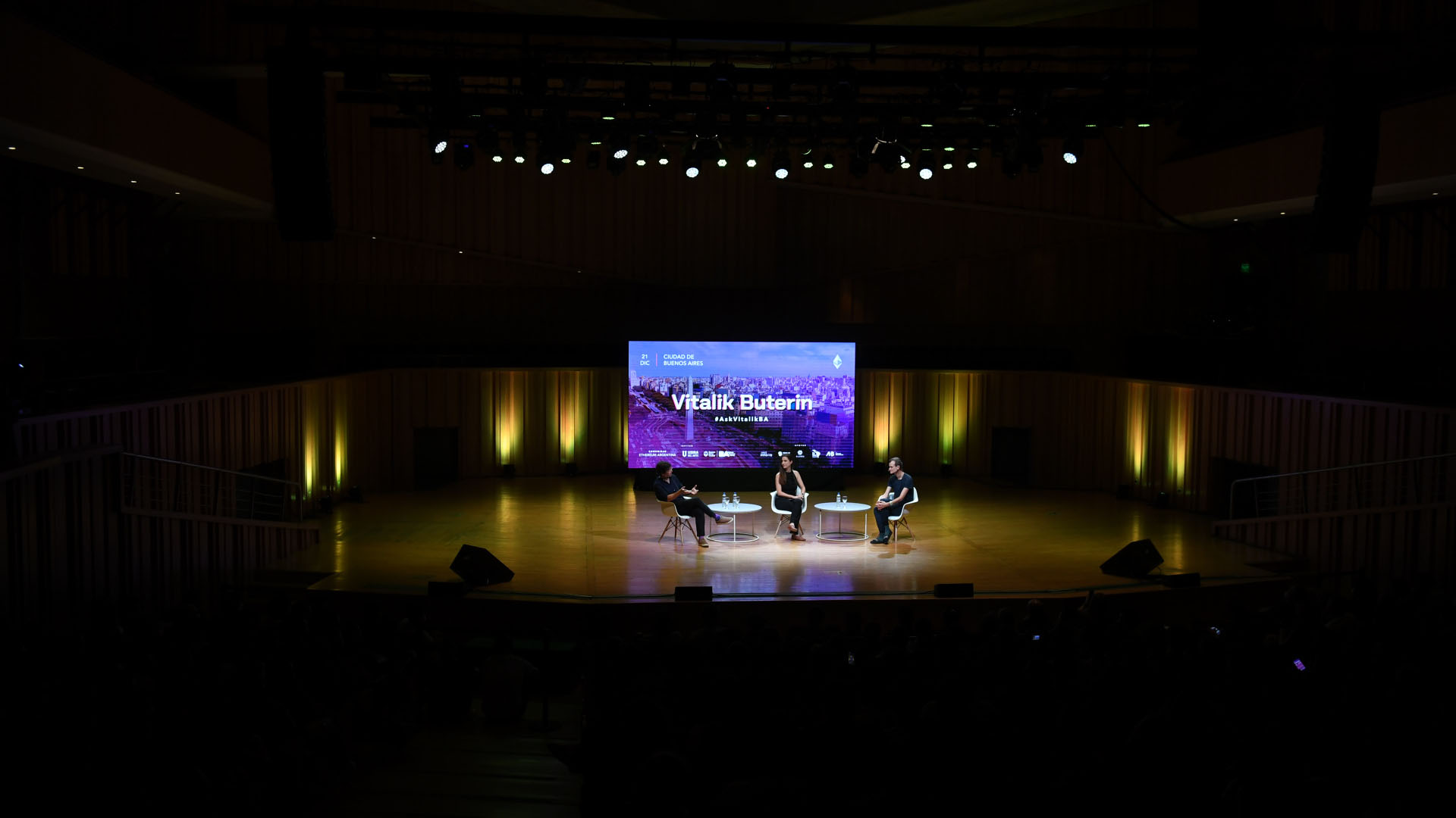 Buterin habló en la Usina del Arte, ante un auditorio completo