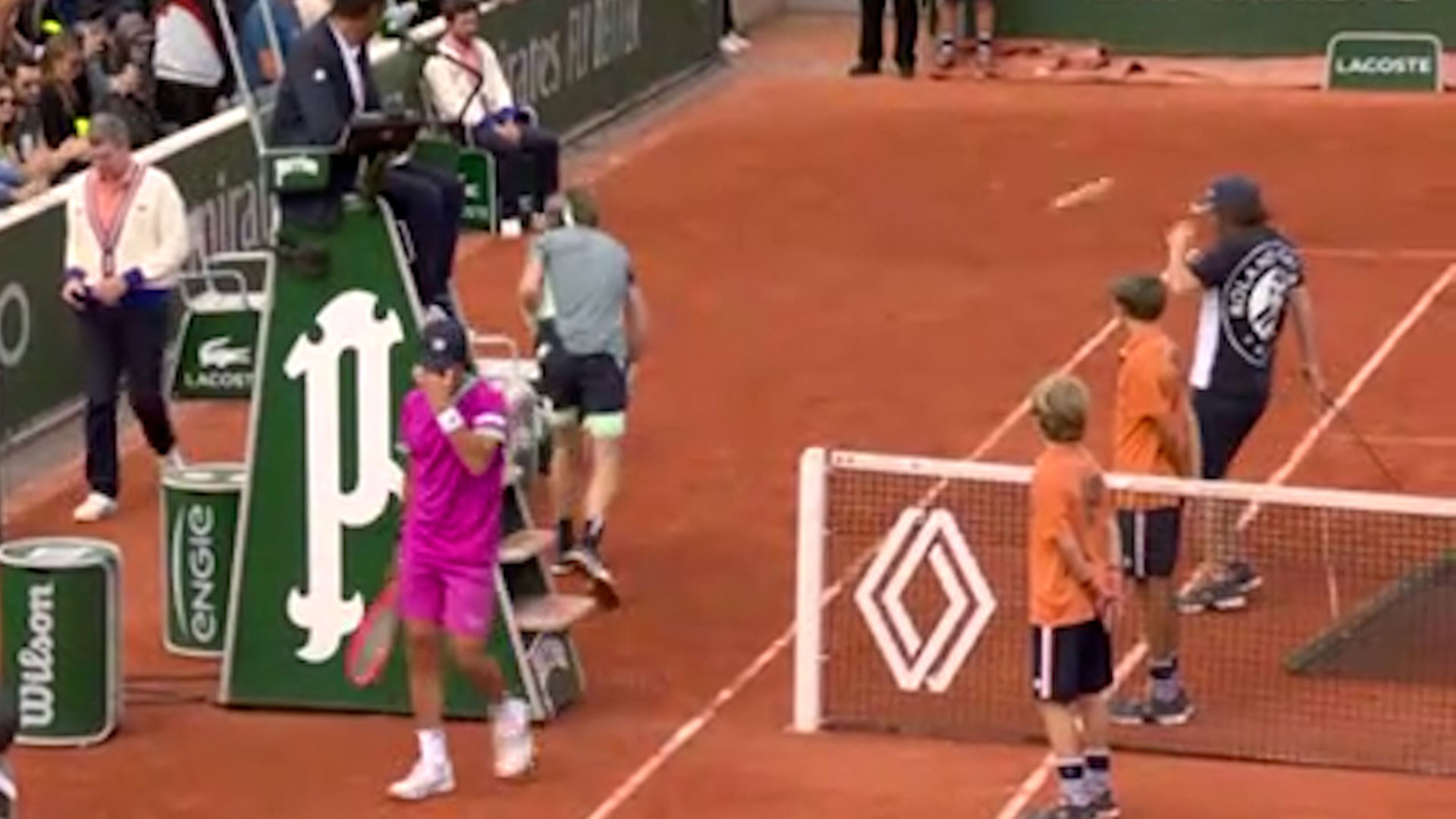 El ataque de furia de Andrey Rublev en Roland Garros: casi le pega un pelotazo a un asistente y destrozó una botella contra el piso