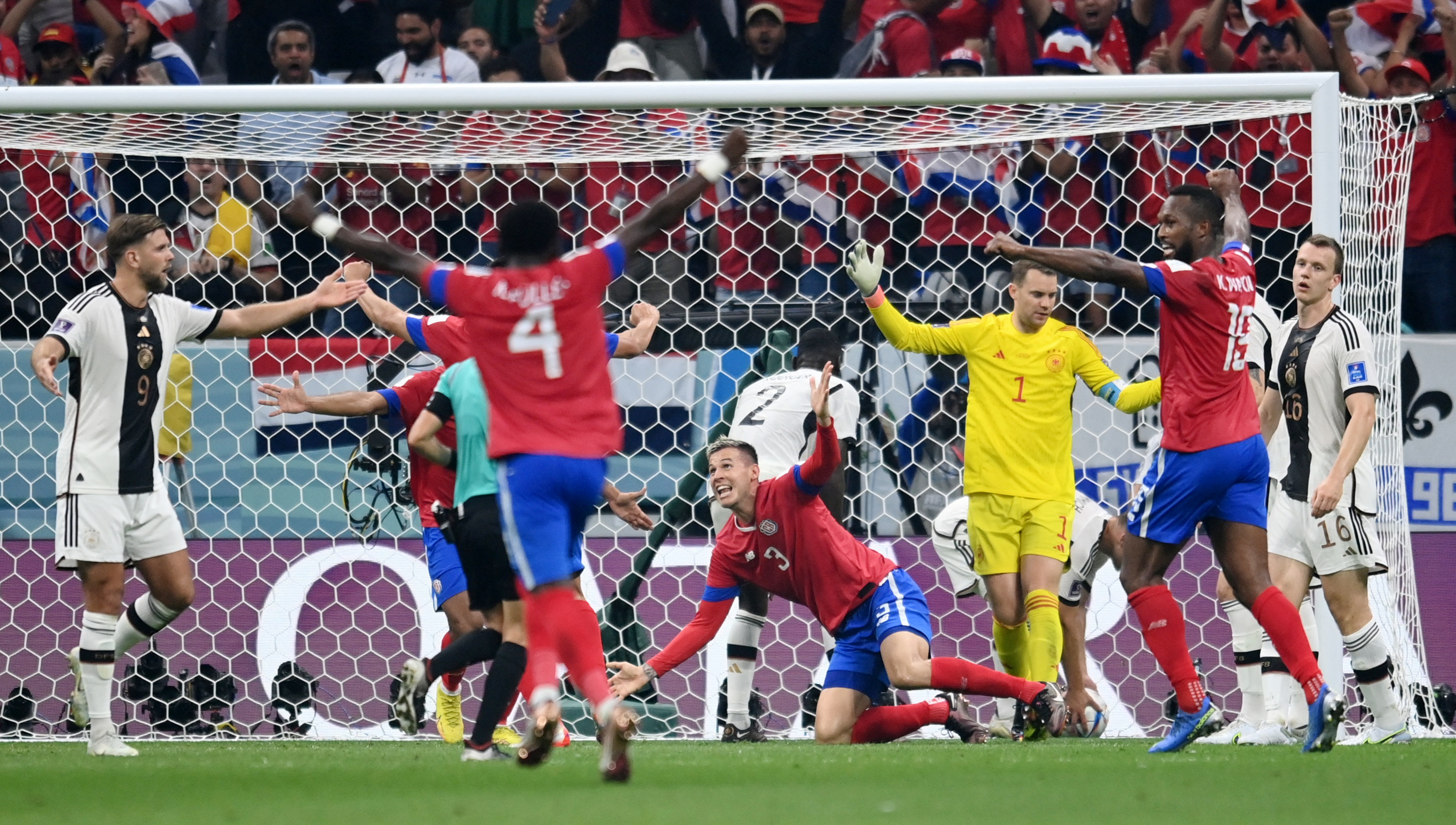 Juan Pablo Vargas celebra el segundo gol de Costa Rica que les daba la victoria transitoria ante Alemania (REUTERS/Annegret Hilse)