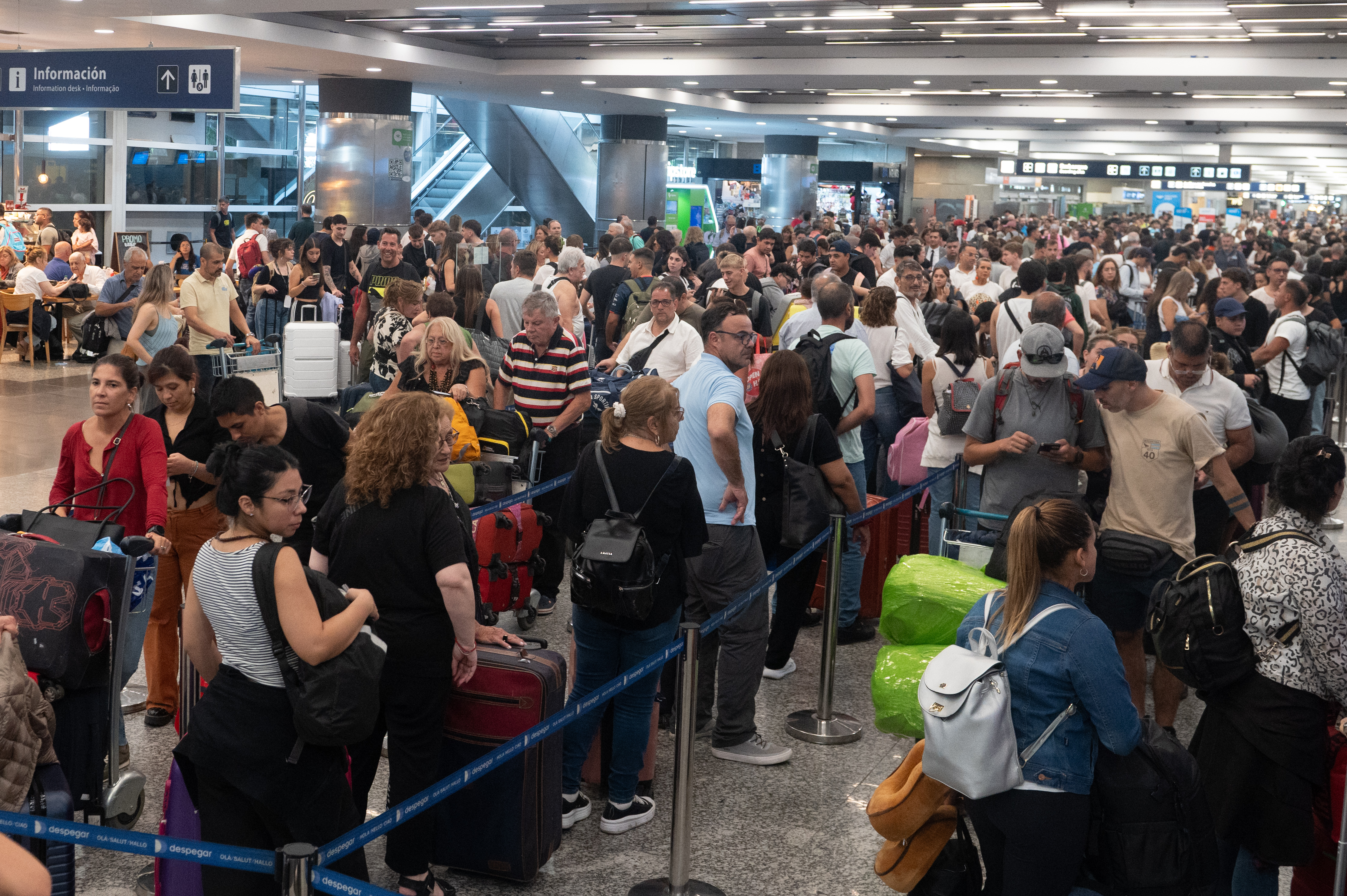 Se espera otra jornada complicada por el paro de controladores aéreos: advirtieron que más de 15 mil pasajeros se verán afectados