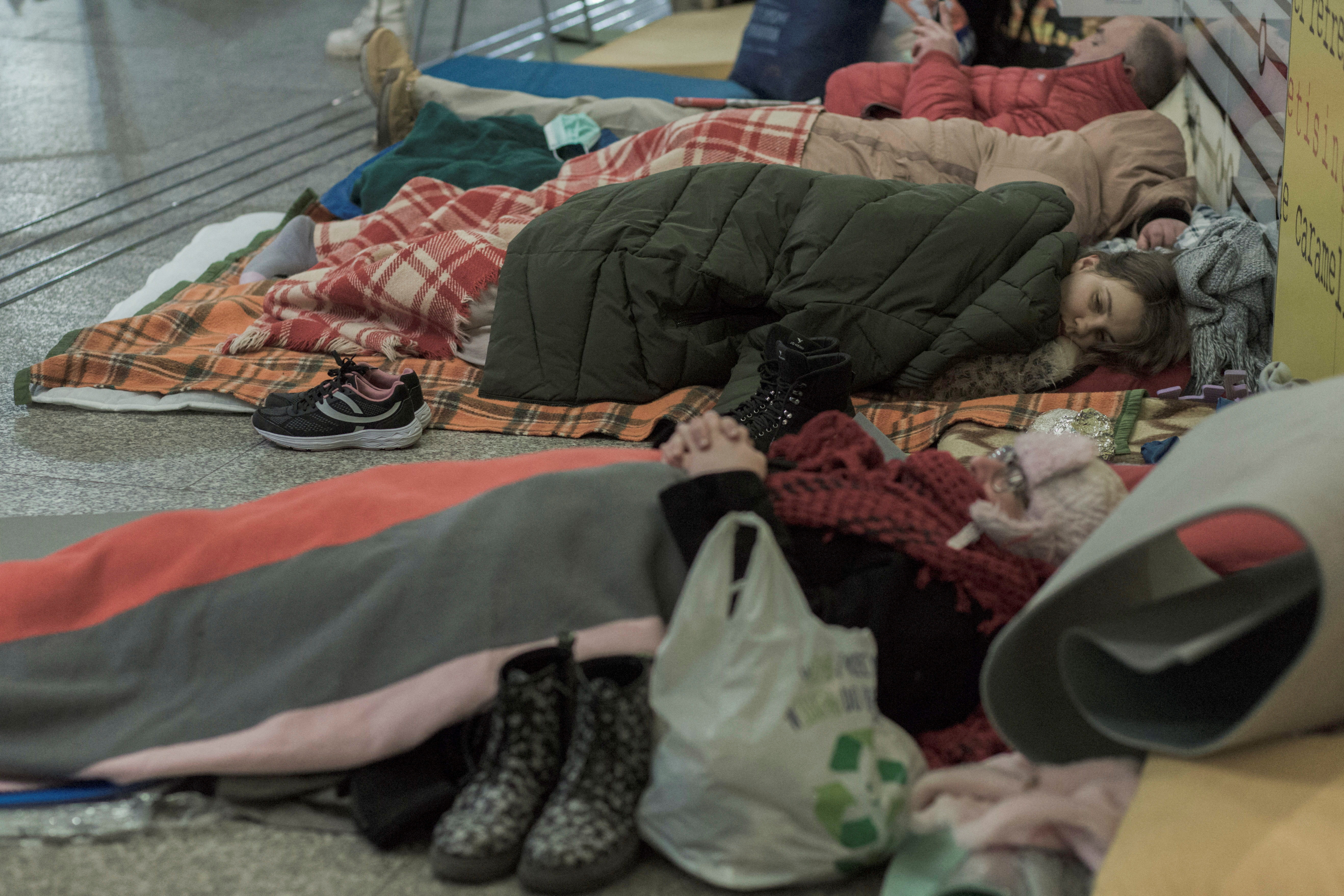 I rifugiati ucraini riposano alla stazione ferroviaria centrale, dopo l'invasione russa dell'Ucraina, a Varsavia, Polonia, il 12 marzo 2022. Foto scattata il 12 marzo 2022. Adam Stepien/Agencja Wyborcza.pl via REUTERS