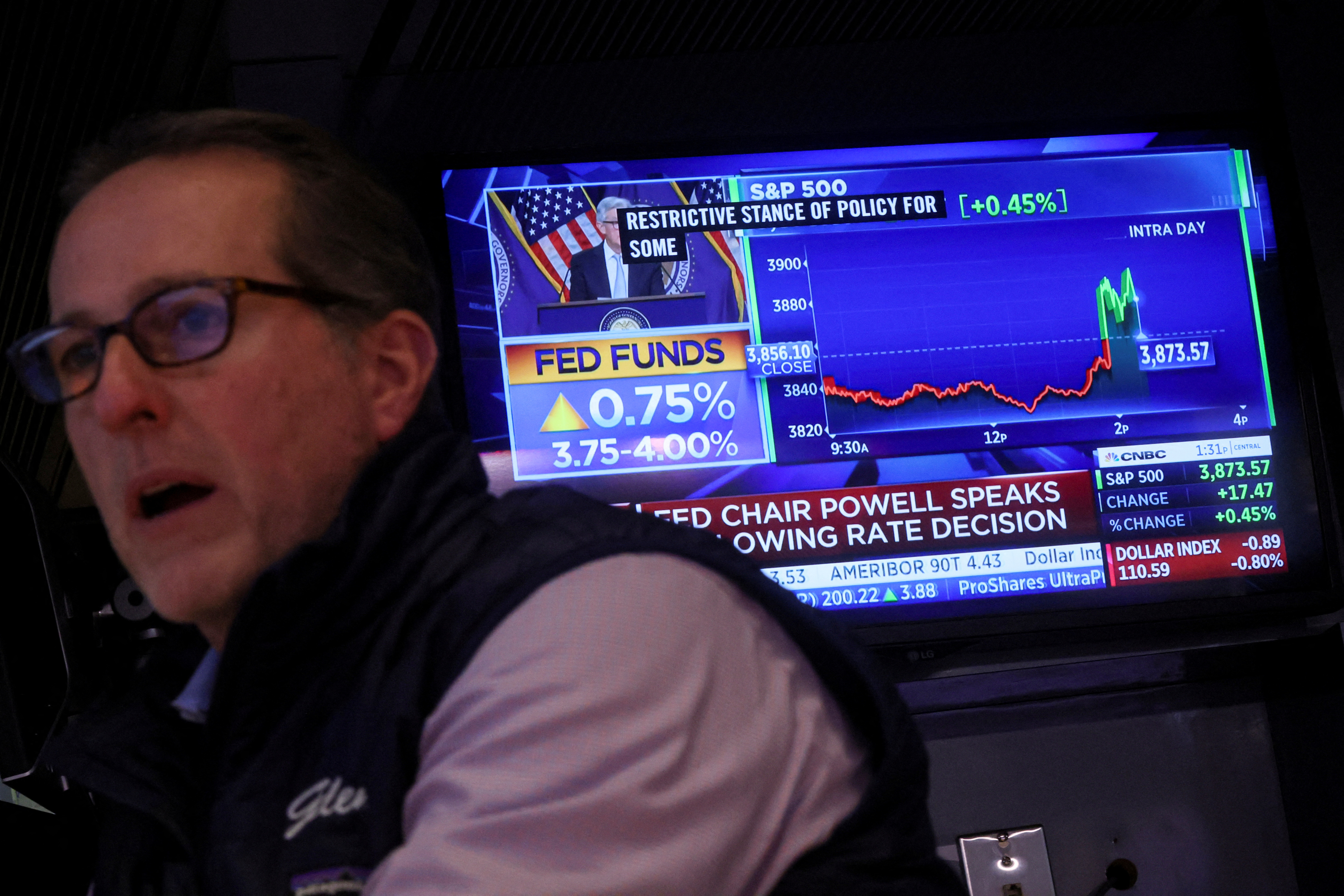 A screen displays Federal Reserve Chair Jerome Powell speaking as a trader works on the floor of the New York Stock Exchange (NYSE) in New York City, U.S., November 2, 2022.  REUTERS/Brendan McDermid