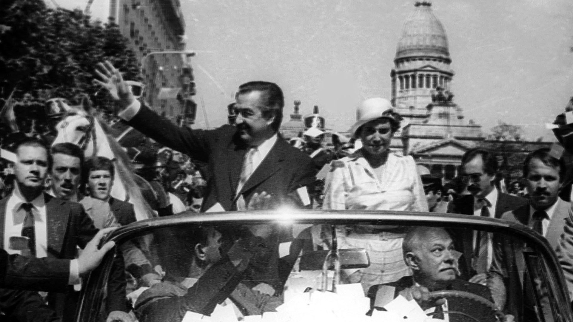 Asunción de Raúl Alfonsín y el radicalismo en su momento de gloria.