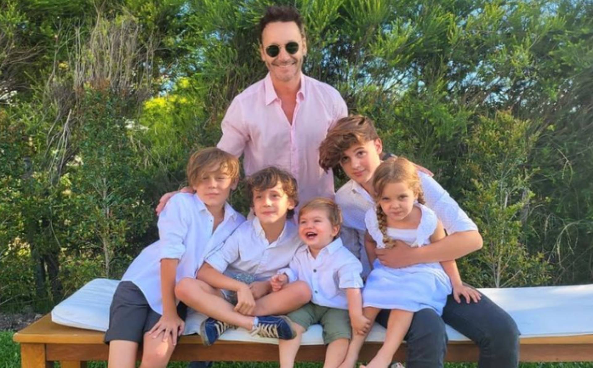 Benjamín con sus hijos Beltrán, Bautista, Benicio, Amancio y Magnolia (Instagram)
