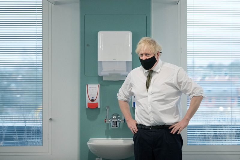 El primer ministro británico, Boris Johnson, visita el Chase Farm Hospital en el norte de Londres, Inglaterra. Enero 4, 2021. Stefan Rousseau/Pool vía REUTERS