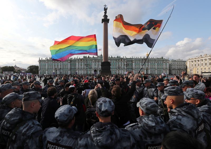 Agentes de la ley cierran el paso a los participantes en una manifestación por los derechos de la comunidad LGBTQ en el centro de San Petersburgo, Rusia, el 3 de agosto de 2019. REUTERS/Anton Vaganov/Archivo