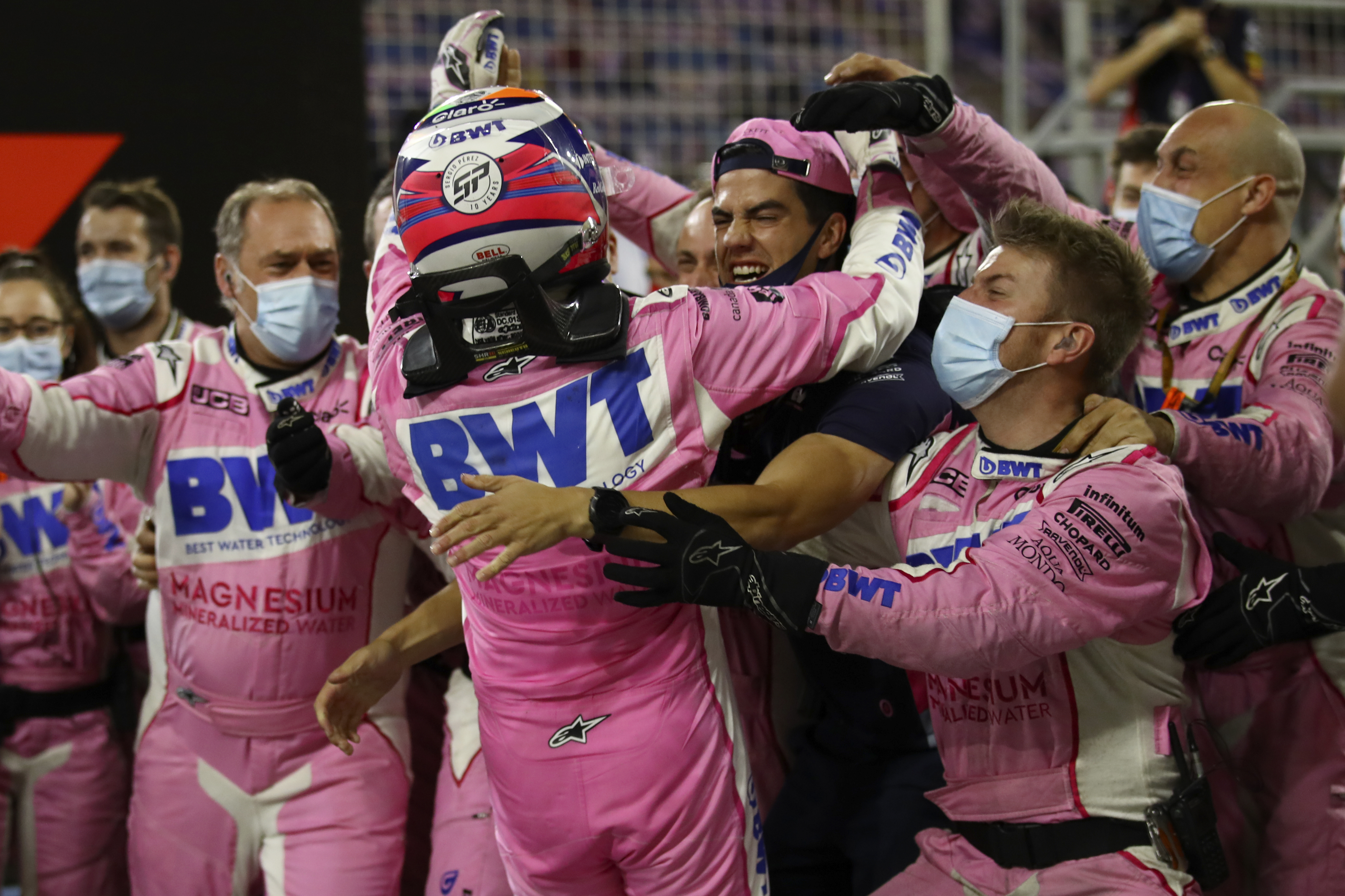 El piloto de Racing Point Sergio Pérez de México celebra la victoria con su equipo en el Gran Premio de Fórmula 1 de Sakhir, Baréin el domingo 6 de diciembre de 2020.