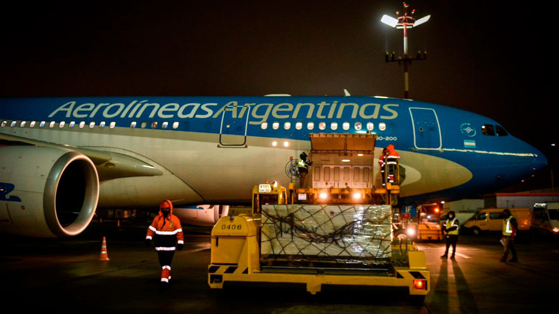 La vacuna rusa, embarcada en un avión de Aerolíneas Argentina rumbo a Buenos Aires (Presidencia)