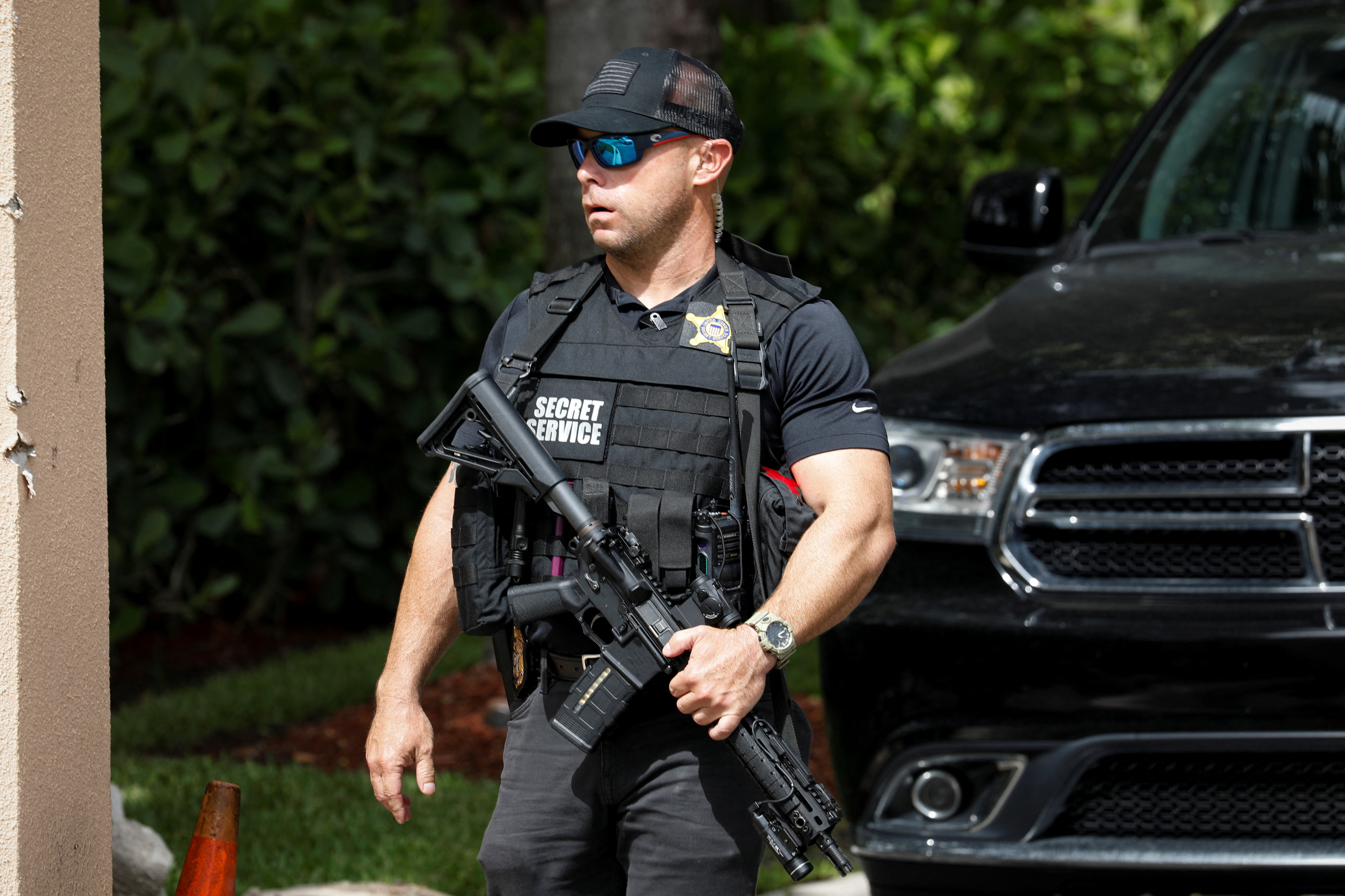 Un oficial del Servicio Secreto hace guardia frente a la casa de Mar-a-Lago del expresidente de los Estados Unidos, Donald Trump, el 9 de agosto de 2022. REUTERS/Marco Bello