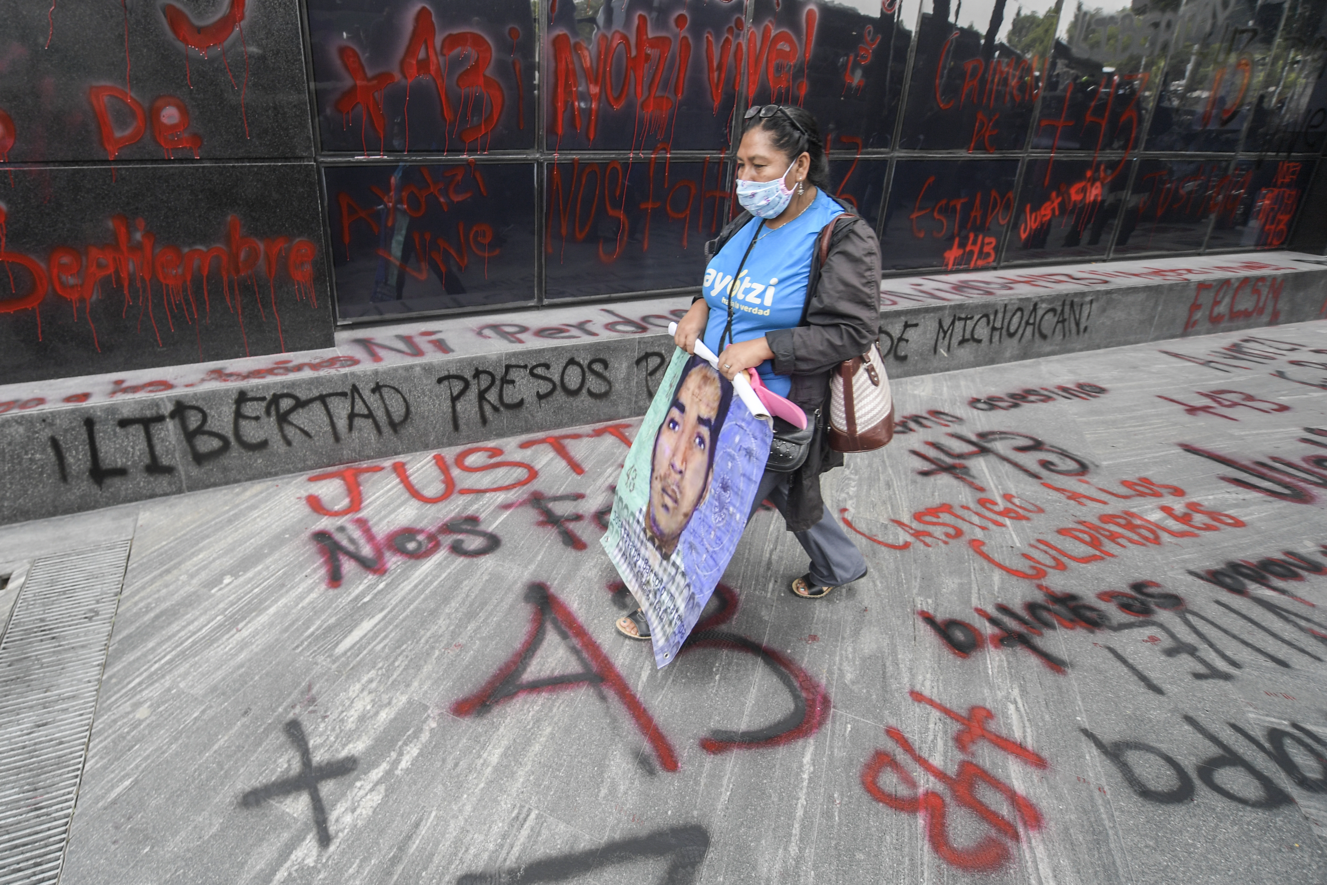 Personas se manifiestan frente a la Fiscalía General en la Ciudad de México el 25 de septiembre de 2020, en vísperas del sexto aniversario de la desaparición de 43 estudiantes de la Escuela Normal Rural de Ayotzinapa.