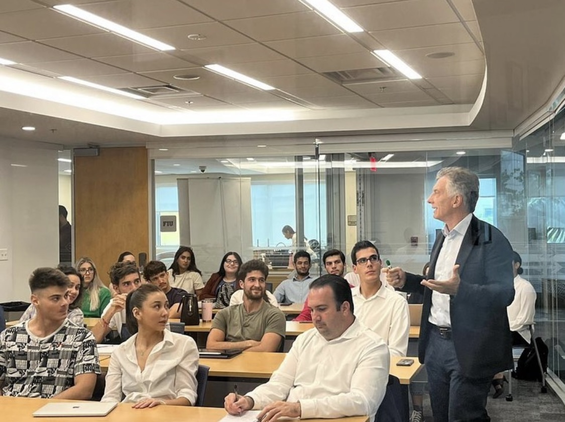 El ex mandatario argentino con alumnos de la Universidad Internacional de Florida (Instagram)