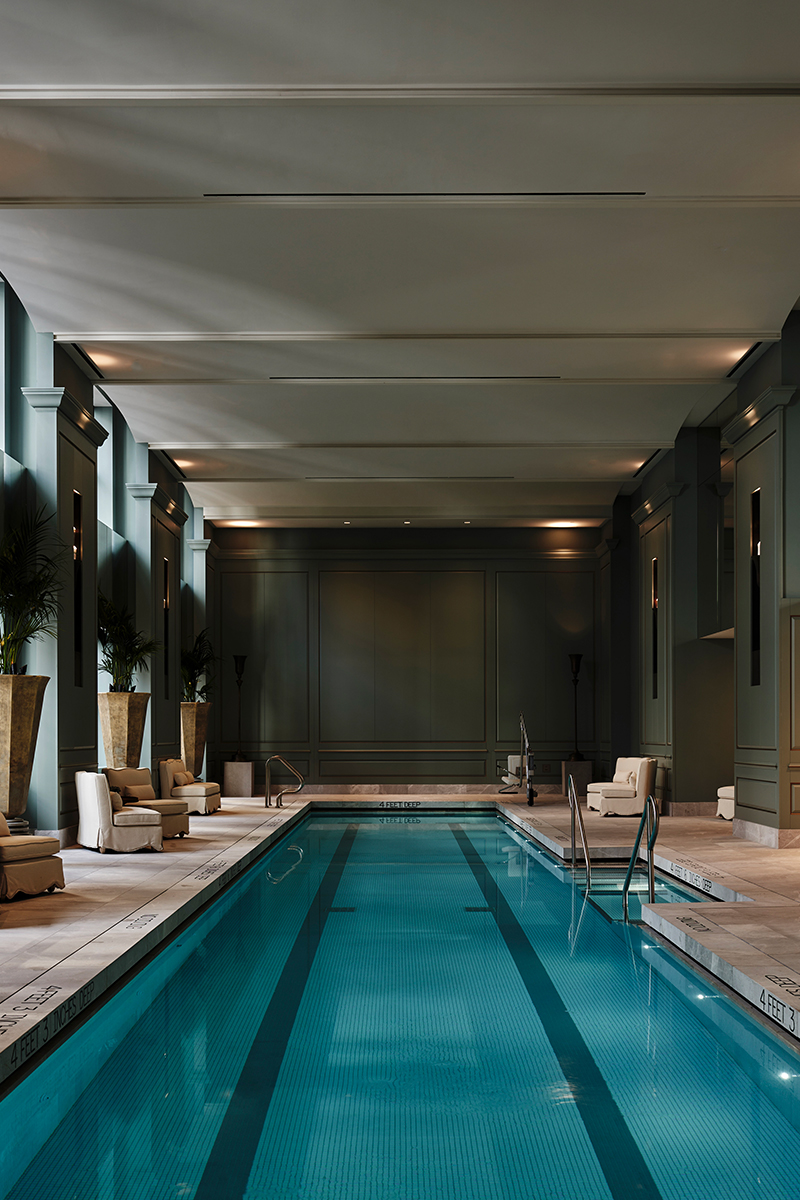 El interior incluye una piscina de 25 metros, ubicada en una habitación llena de luz con ventanas del piso al techo
Gentileza William Sofield / SHoP Architects