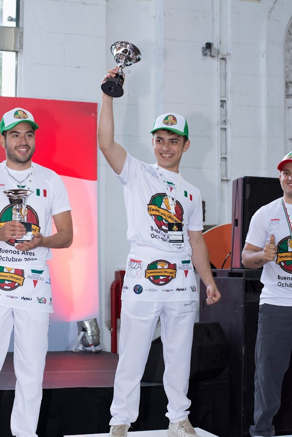 Sonrisas y emoción: un año después de que su hermano fuera campeón, obtuvo el mismo reconocimiento