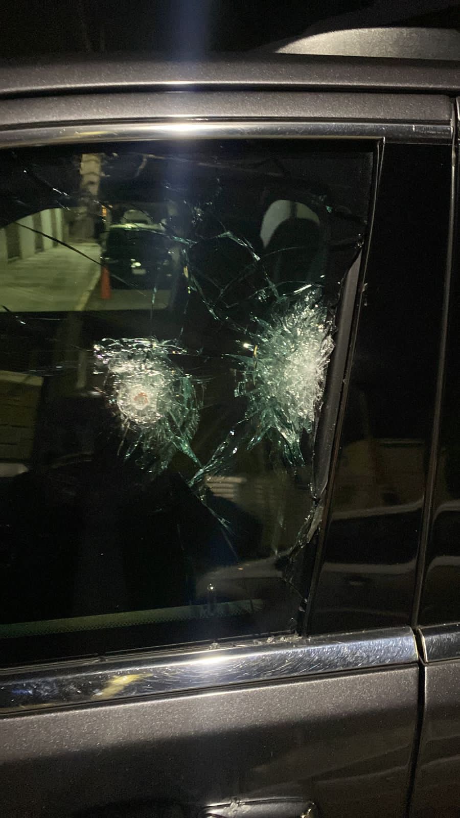 Impactos de bala marcados en la camioneta del periodista Ciro Gómez Leyva (CGL)