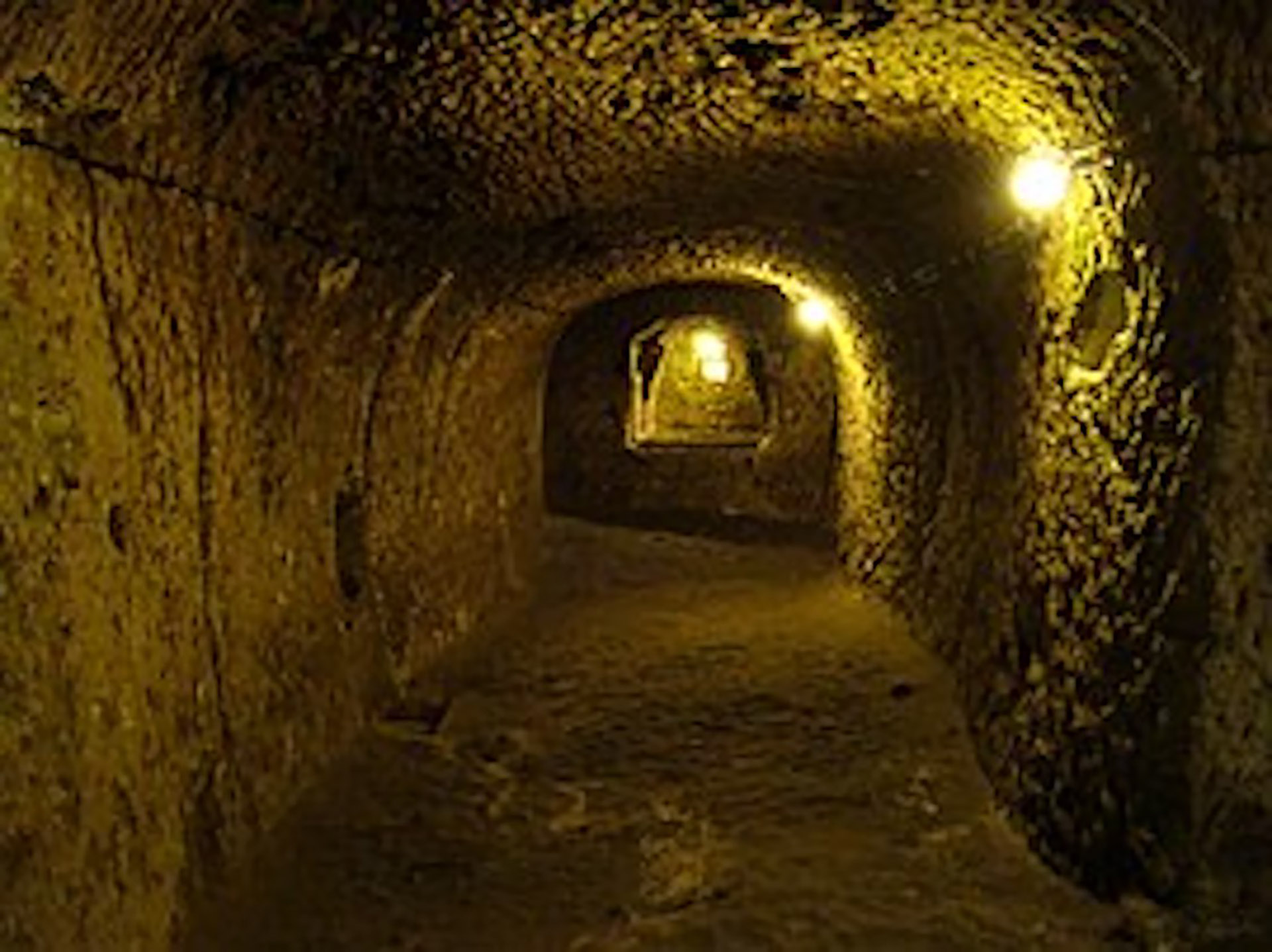 Se recomienda buscar agujeros negros que indiquen las entradas a moradas, túneles y palomares excavados en la roca hace muchos siglos (Oficina de prensa de Derinkuyu)