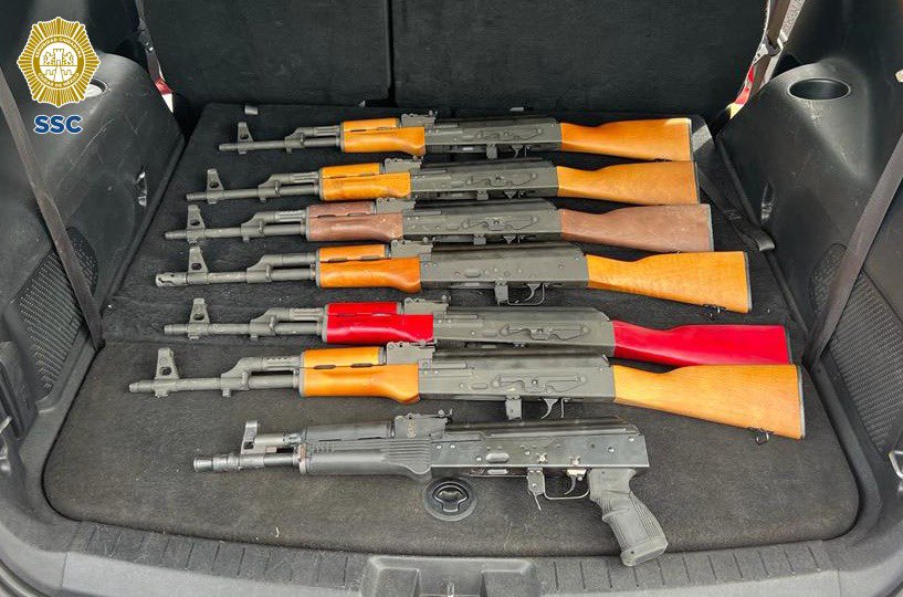 Policía de la CDMX detuvo a un hombre que transportaba un arsenal de armas AK-47 y cartuchos