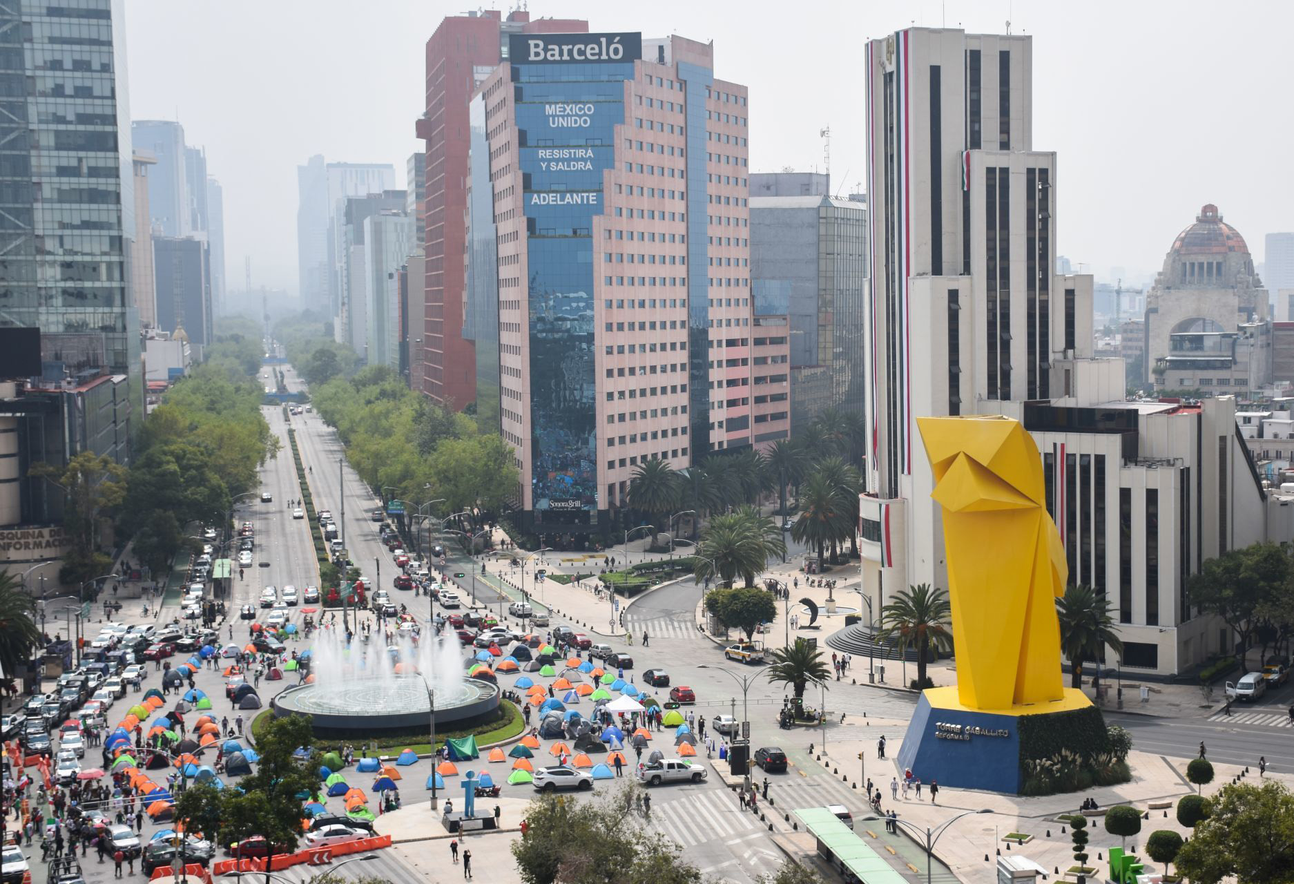 CIUDAD DE MÉXICO, 20SEPTIEMBRE2020.- Simpatizantes del Frente Nacional AntiAmlo (FRENA) continúan con su plantón sobre Av. Juárez ante la negativa de poder pasar rumbo al Zócalo por parte de elementos de la policía capitalina, al medio día más integrantes de esta organización llegaron en sus automóviles para apoyar a los manifestantes ya ubicados con sus casas de campaña tomando la glorieta de Bucareli al cruce con Reforma, impidiendo el tránsito en ambos sentidos. FOTO :DANIEL AUGUSTO /CUARTOSCURO.COM