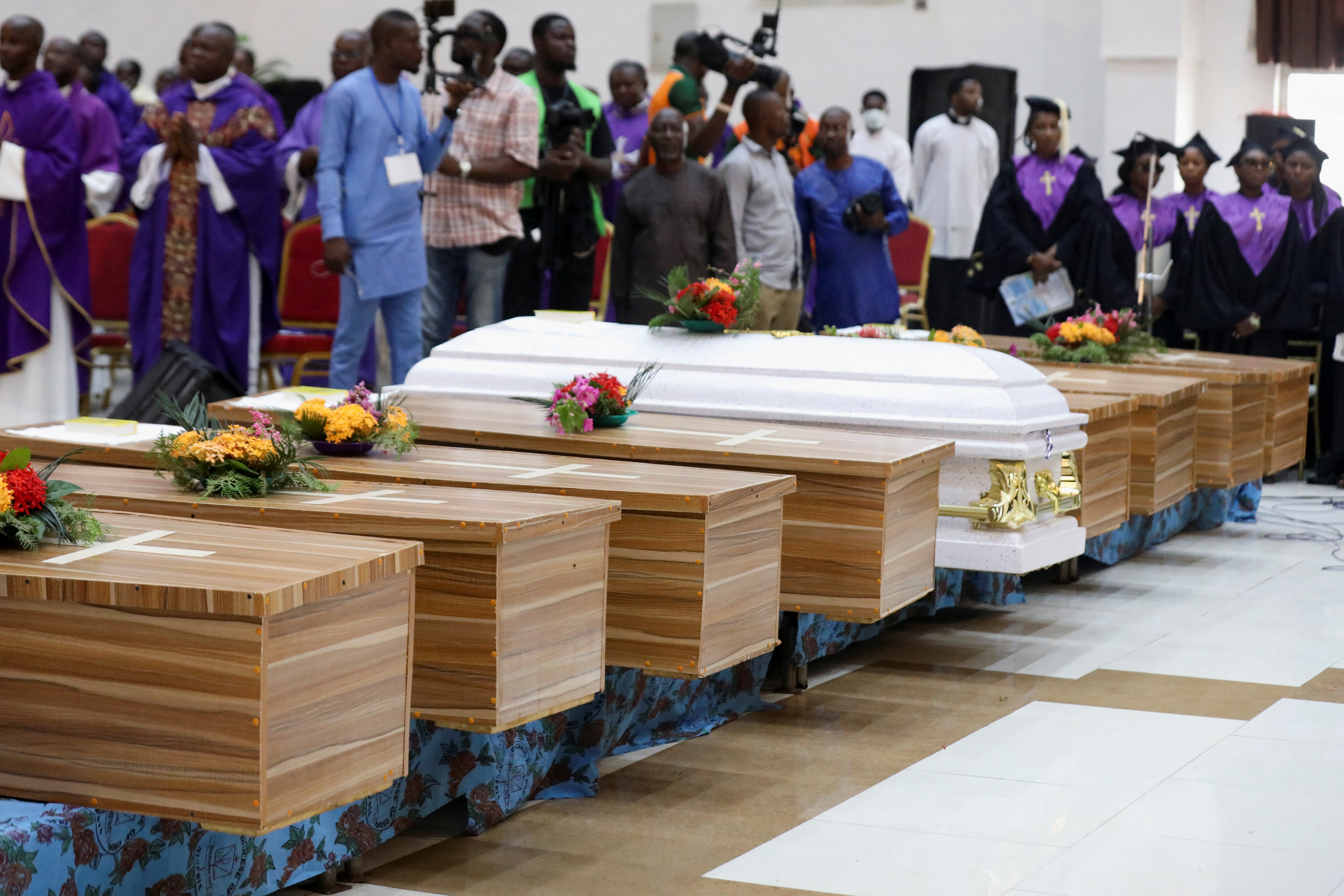 El funeral de algunas de las víctimas de la masacre de Owo, en Nigeria (REUTERS/Temilade Adelaja)