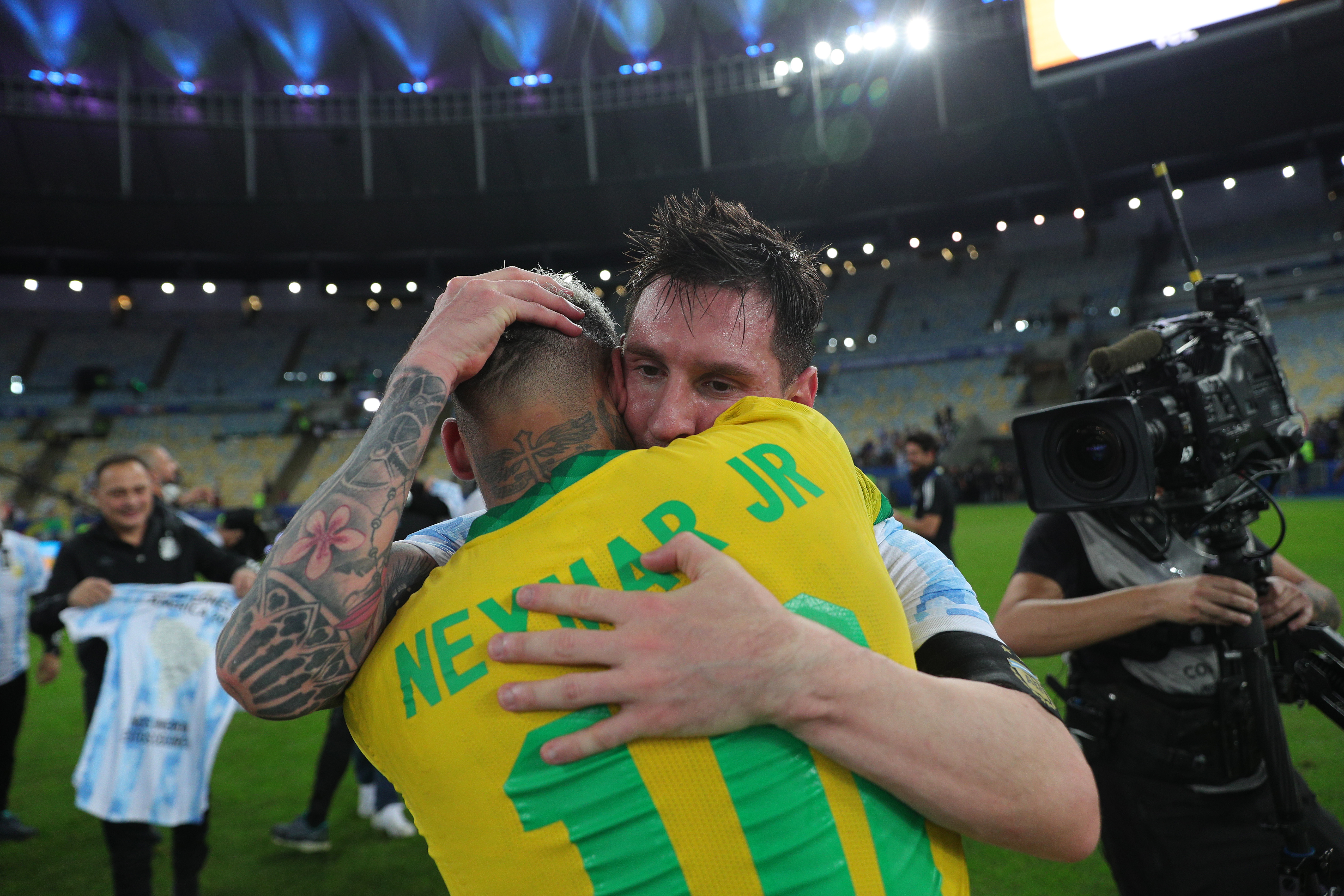 Abrazo entre Neymar y Lionel Messi tras la final de la Copa América disputada en Brasil y que ganó la Argentina (Photo by Gustavo Pagano/Getty Images)